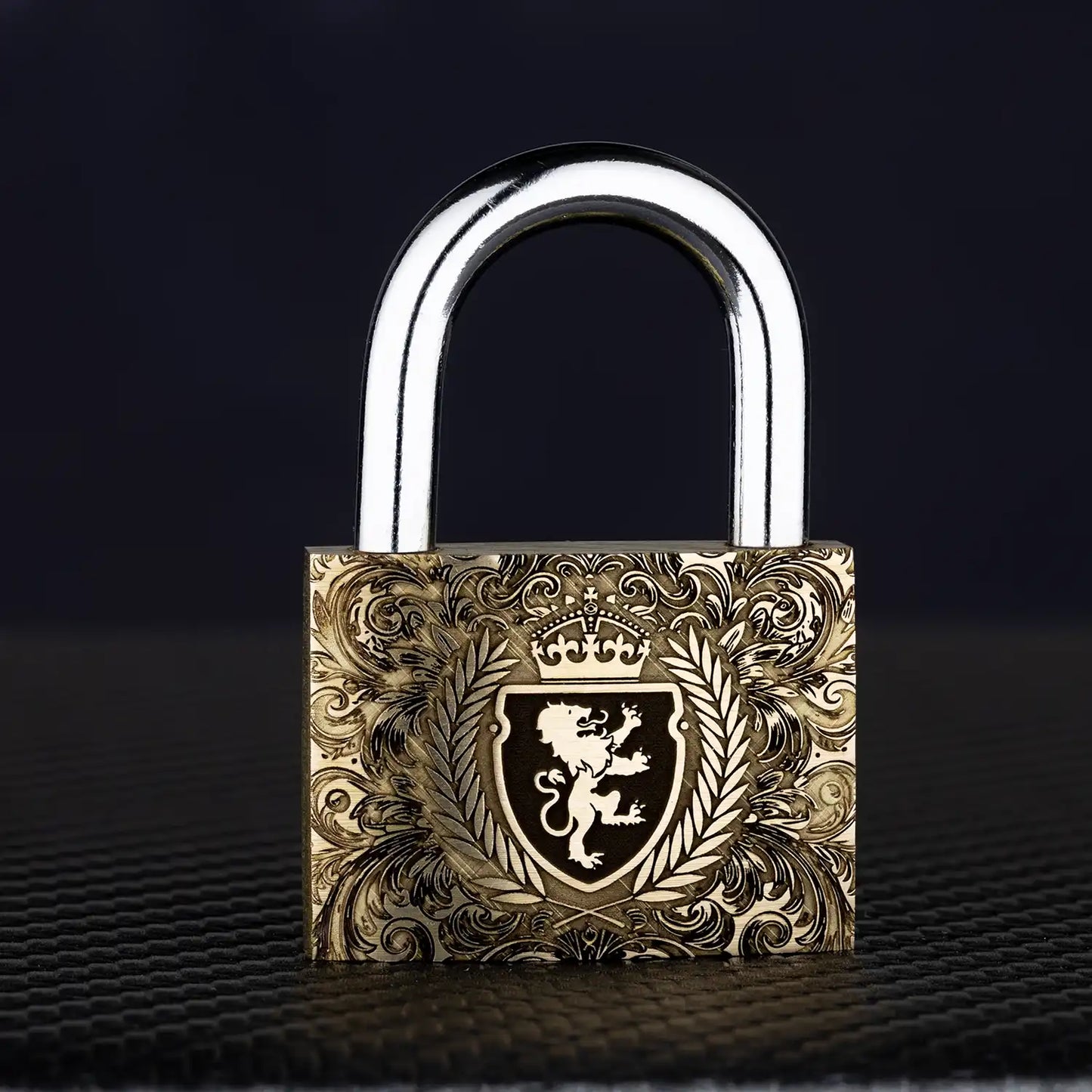 Elegantes Vorhängeschloss aus Messing mit Gravur eines Familienwappens, ein stilvolles und funktionales Geschenk.