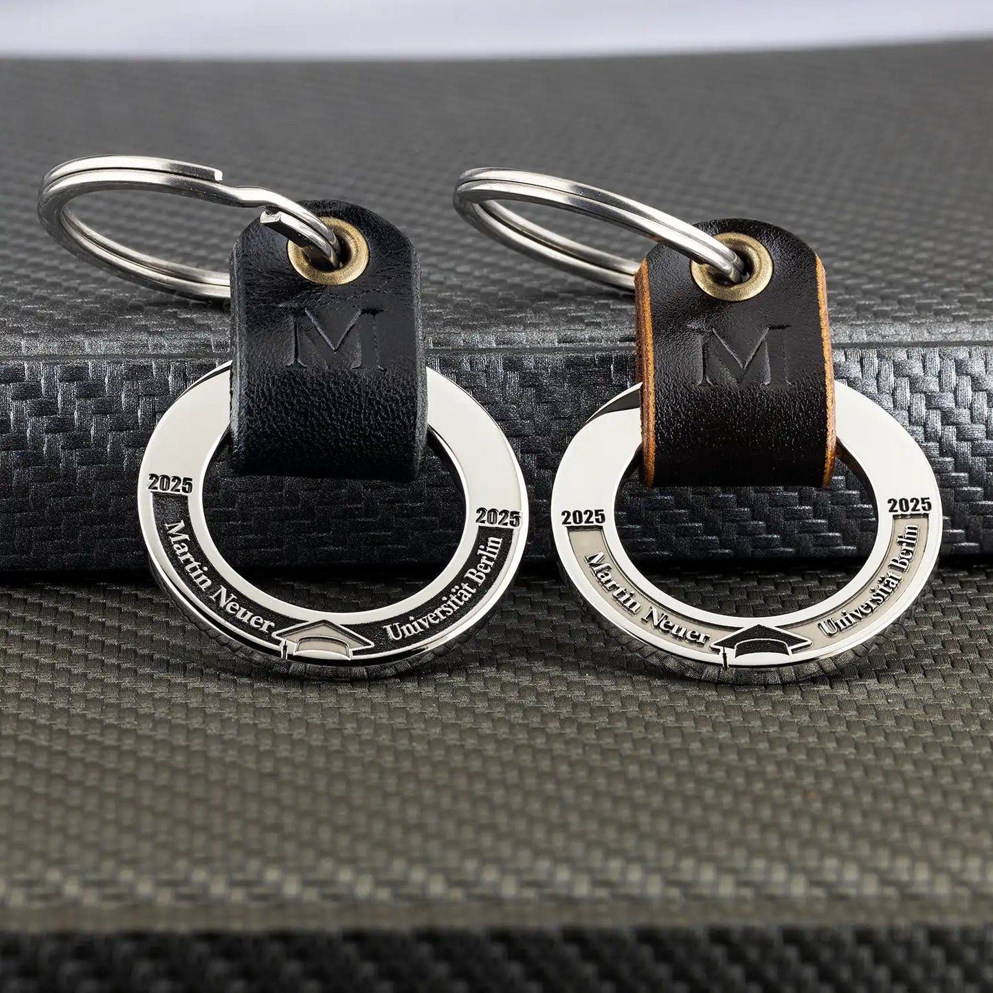 Gravierter Schlüsselanhänger für Absolventen – Geschenkidee mit individuellem Design, aus poliertem Edelstahl und echtem Leder.