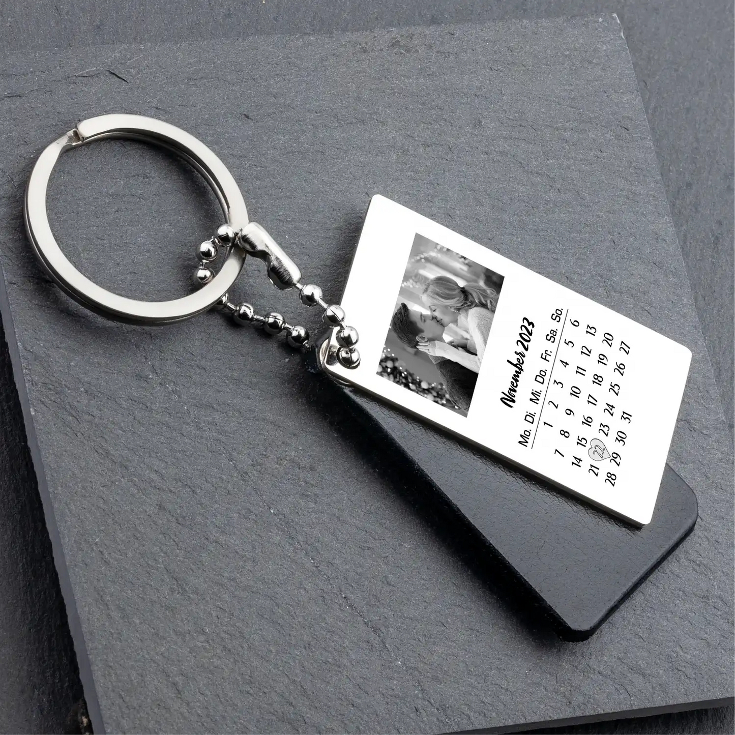 Entdecken Sie bei seQua.Shop den perfekten Kalender-Schlüsselanhänger für Ihren Partner. Personalisiert mit Foto und Datum