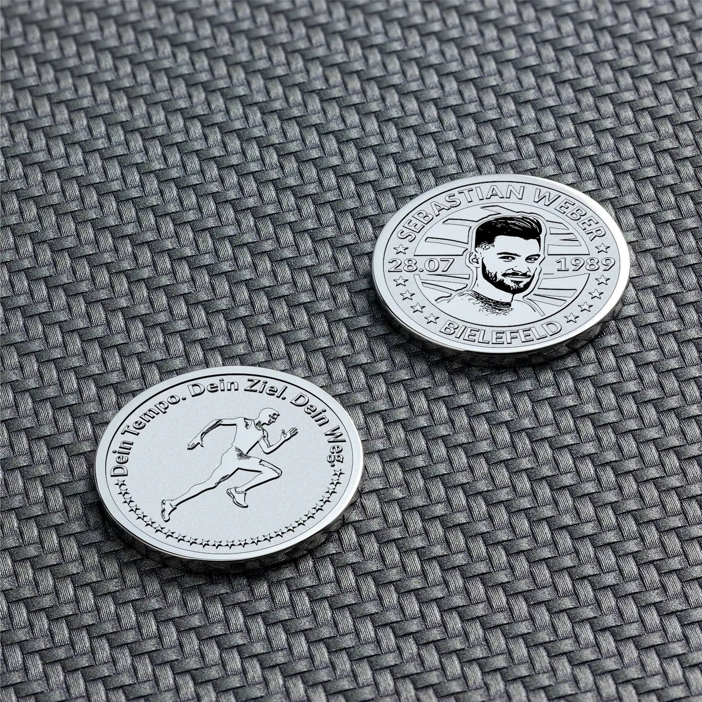 Zwei personalisierte Münzen mit Sprinter-Symbol und Porträtgravur