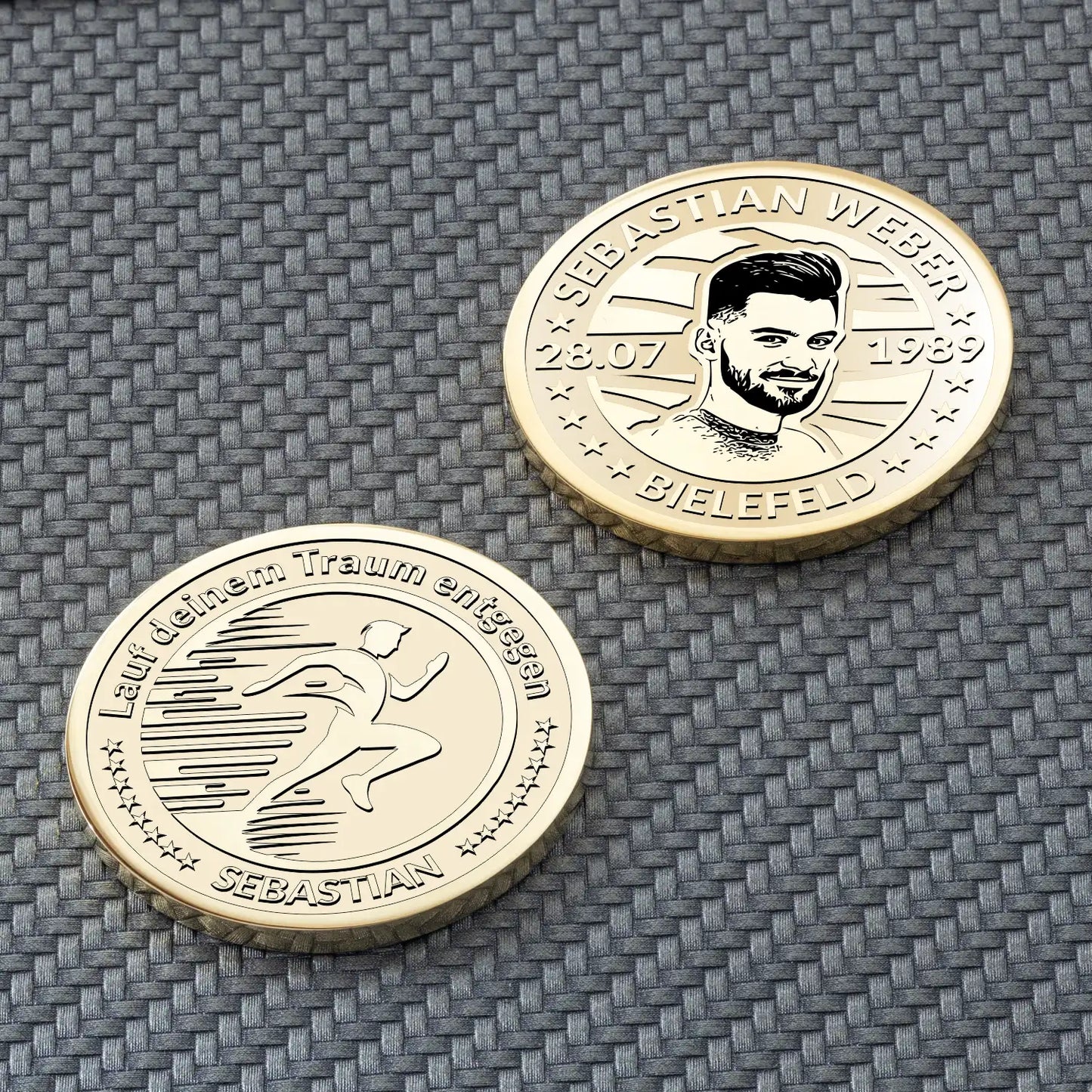 Zwei goldene Münzen mit Läufer-Symbol, Datum und Portrait-Gravur