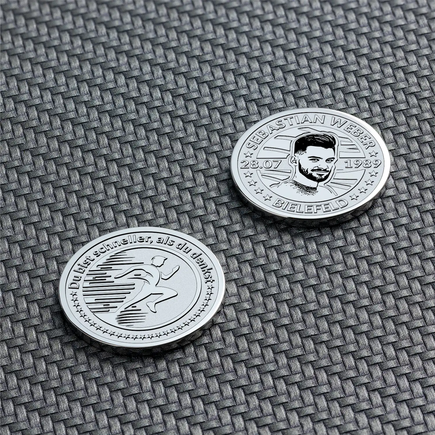 Zwei silberne Münzen mit Läufer-Symbol und Portrait-Gravur