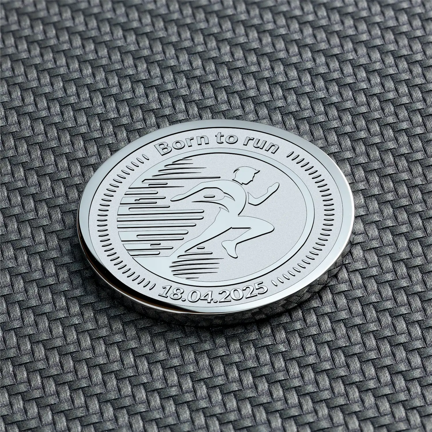 Silberne personalisierte Münze mit Läufer-Symbol und Gravur "Born to run"