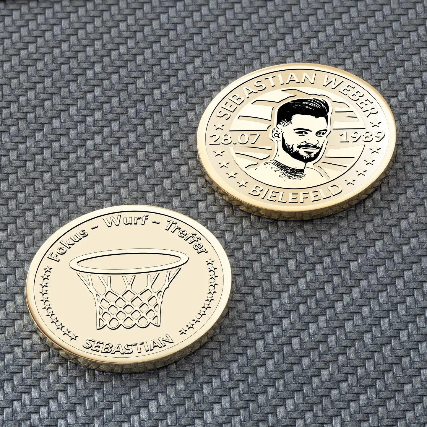Zwei goldene Münzen mit Basketballkorb, individuellem Text und Porträtgravur