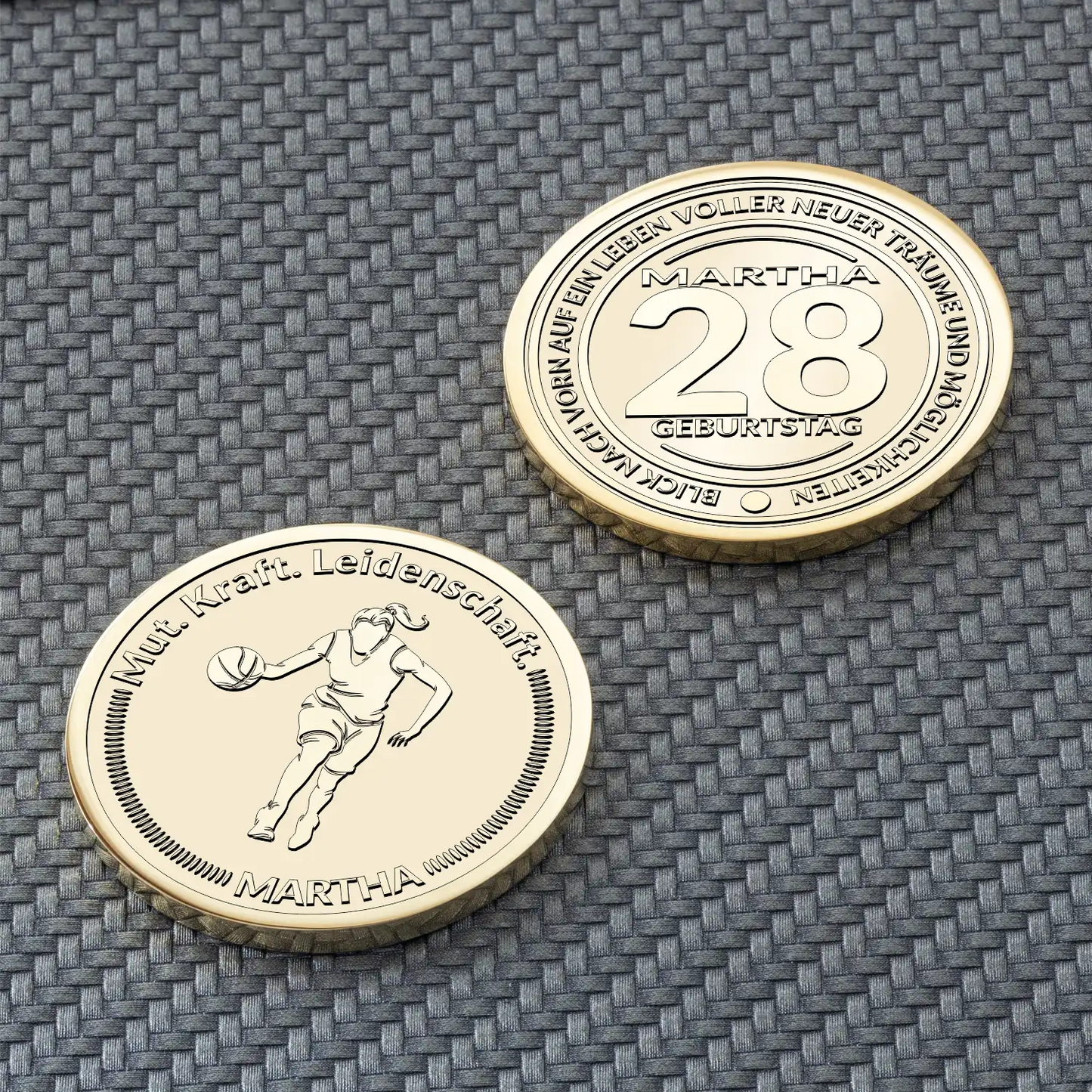 Goldene Münzen mit Symbol Basketballspielerin, Text „Mut. Kraft. Leidenschaft.“ und Geburtstag