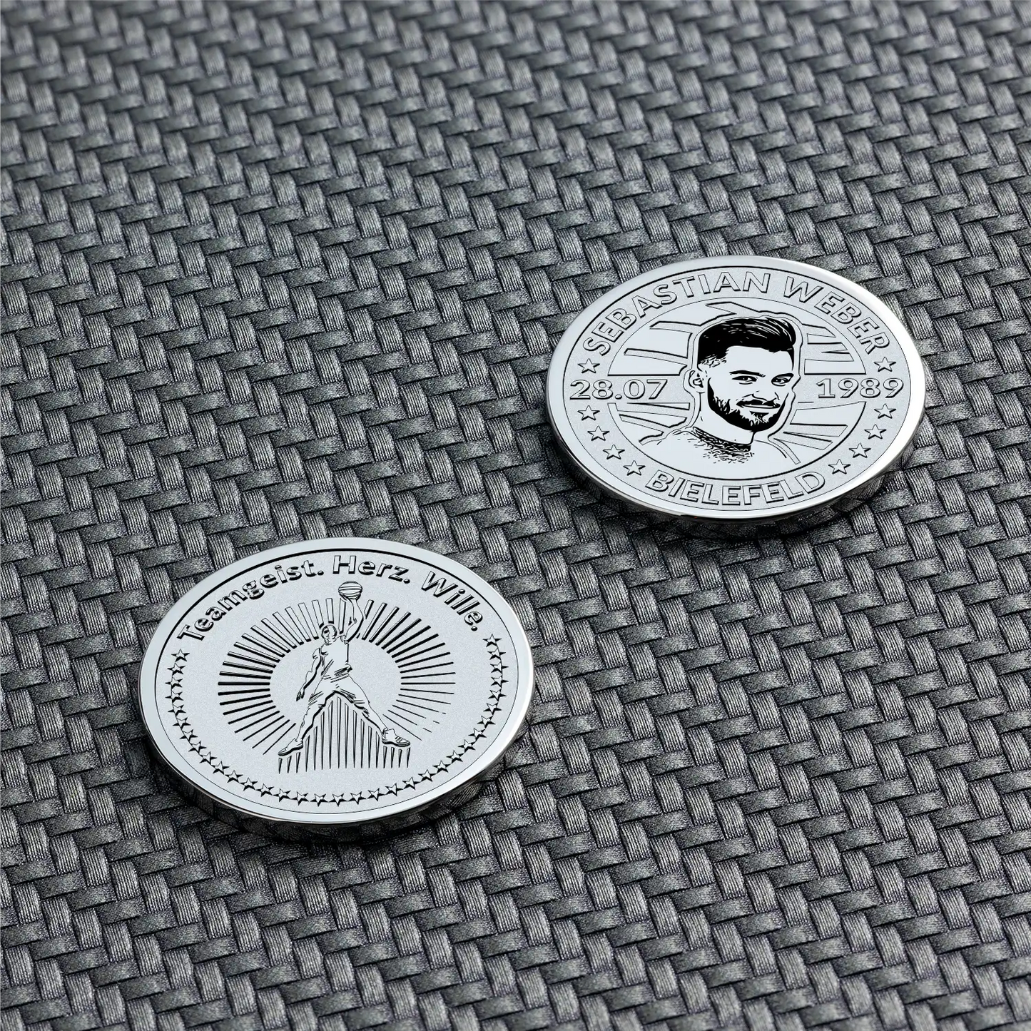 Zwei gravierte Münzen mit Basketballspieler und Porträt-Personalisierung.