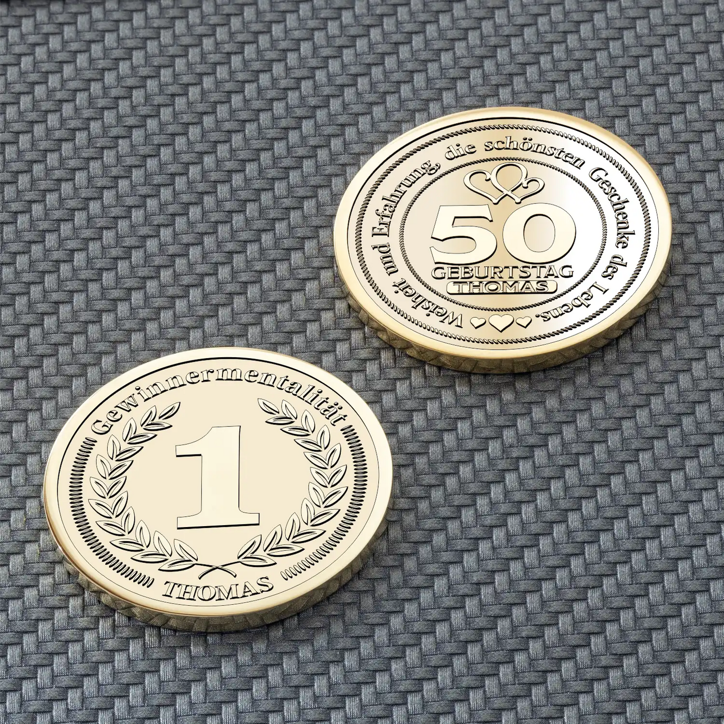 Zwei goldfarbene Münzen mit Basketballsymbol und Geburtstagsgravur