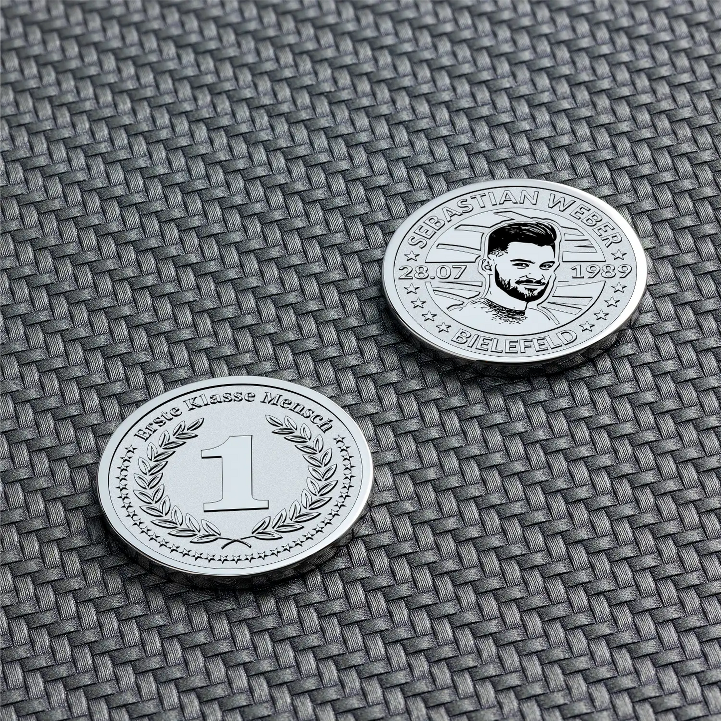 Zwei personalisierte Silbermünzen mit Basketballsymbol und Porträtgravur