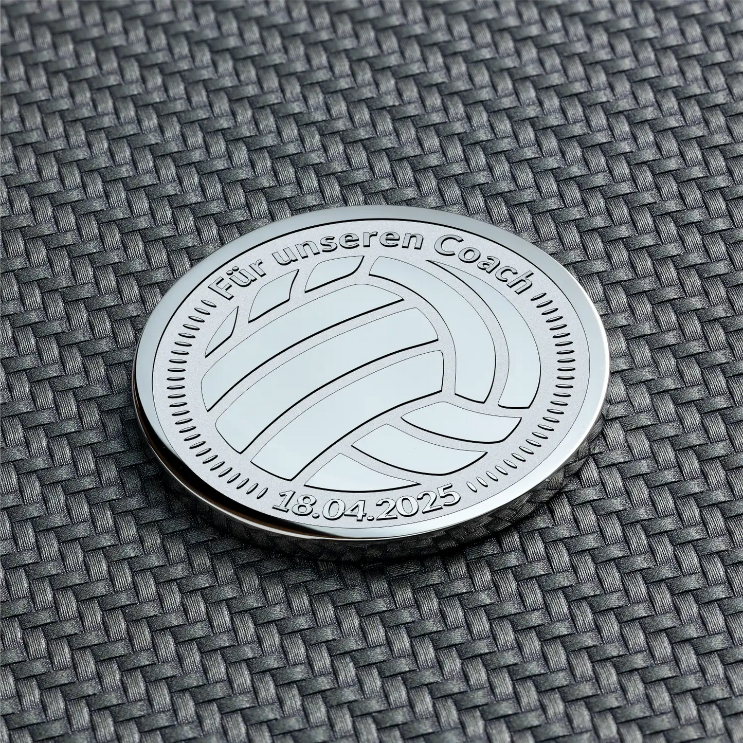 Silberne Volleyball-Münze mit Datum und Gravur „Für unseren Coach“