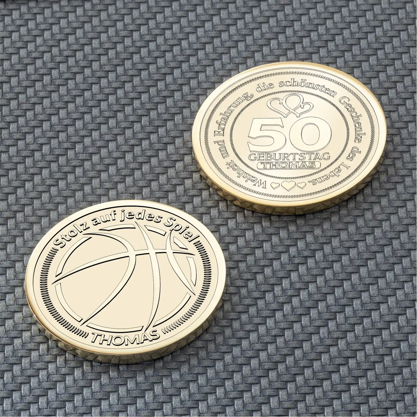 Zwei goldfarbene Münzen mit Basketball-Motiv, persönlichem Text und Jubiläumsgravur