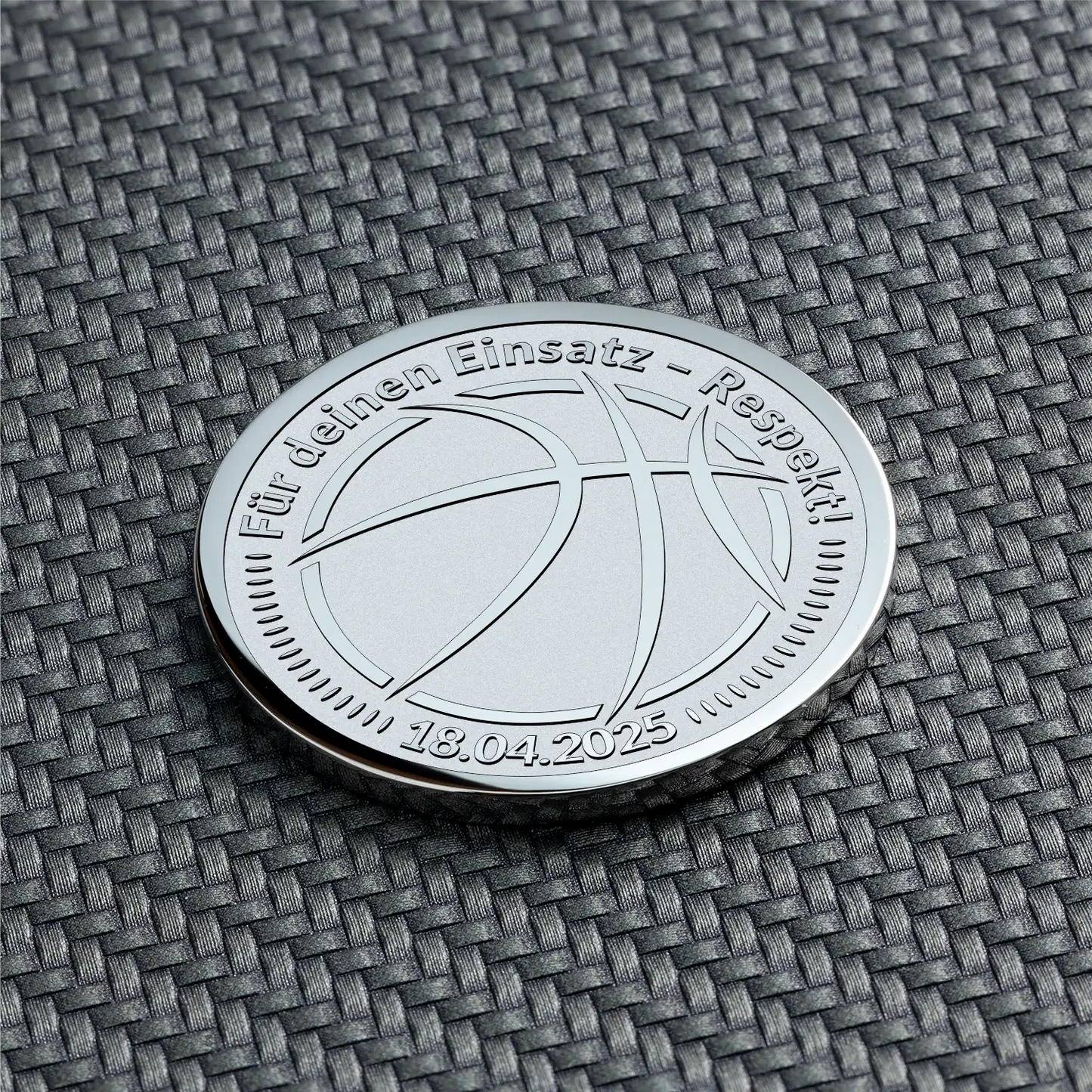 Silberfarbene Münze mit Basketball-Symbol und Gravur "Für deinen Einsatz – Respekt!"