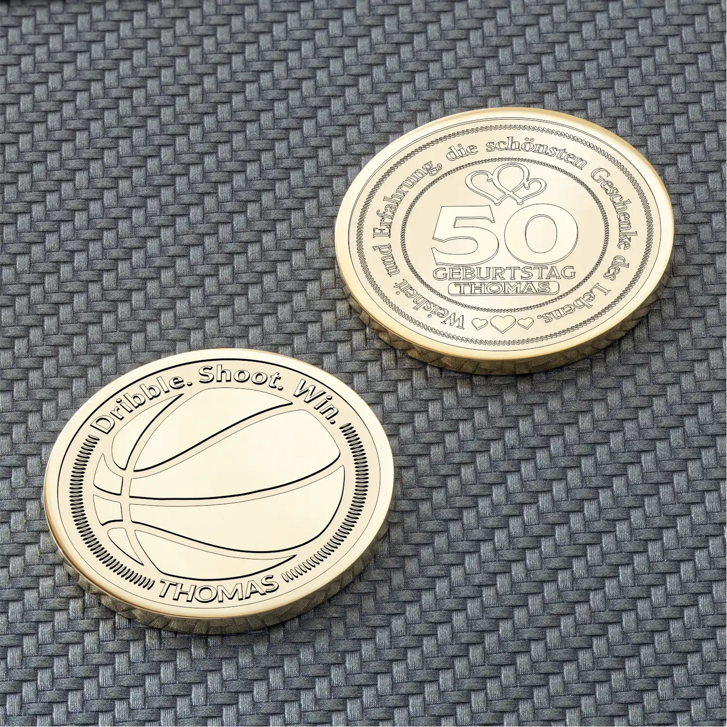 Gravierte goldfarbene Basketball-Münze mit Text „Dribble. Shoot. Win. THOMAS“