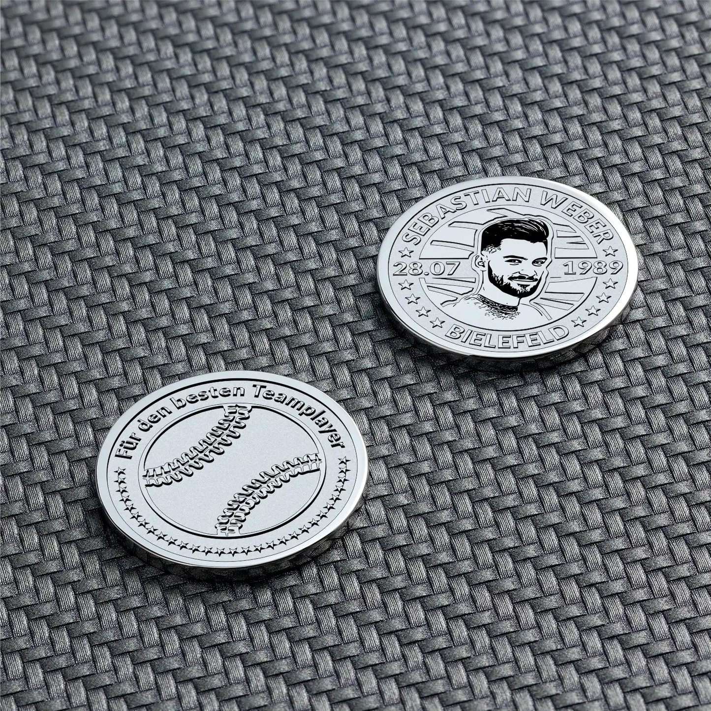 Zwei Baseball-Münzen mit Porträt und personalisierten Texten