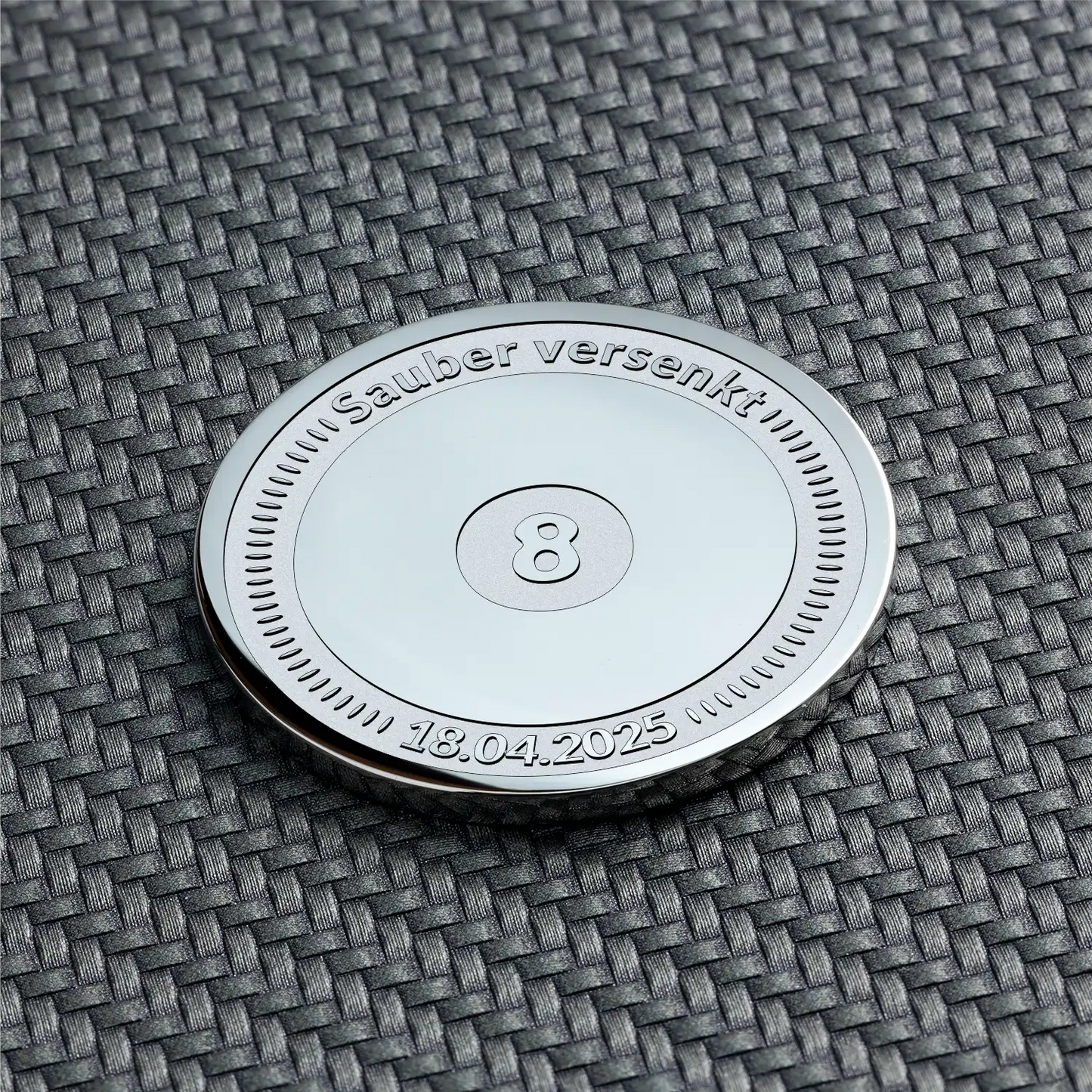 Silberfarbene 8-Ball-Münze mit Gravur „Sauber versenkt“ und Datum