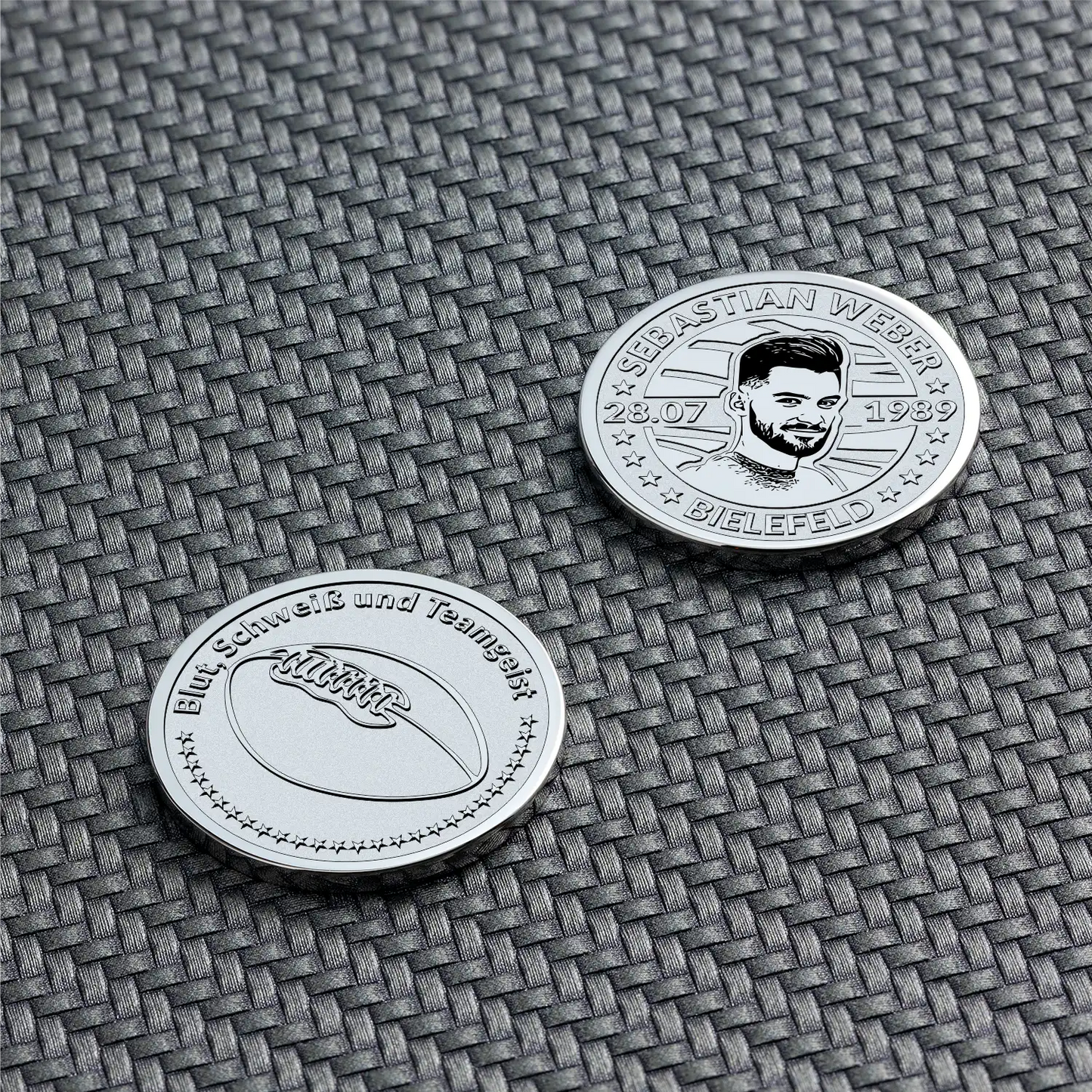 Zwei Münzen mit Rugbyball und Porträt, individuell personalisiert
