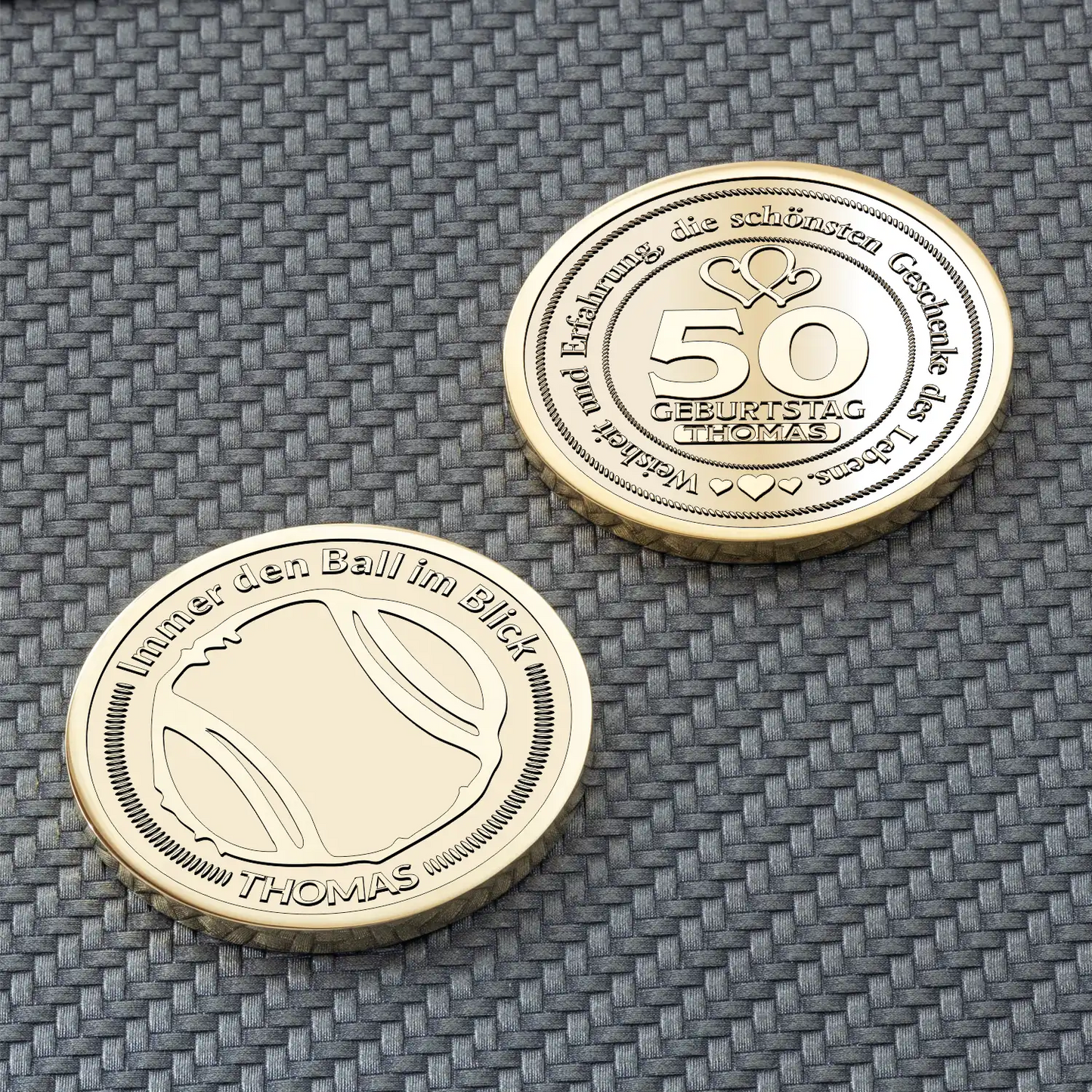 Goldfarbene Münze mit Tennisball-Gravur und Namenspersonalisierung