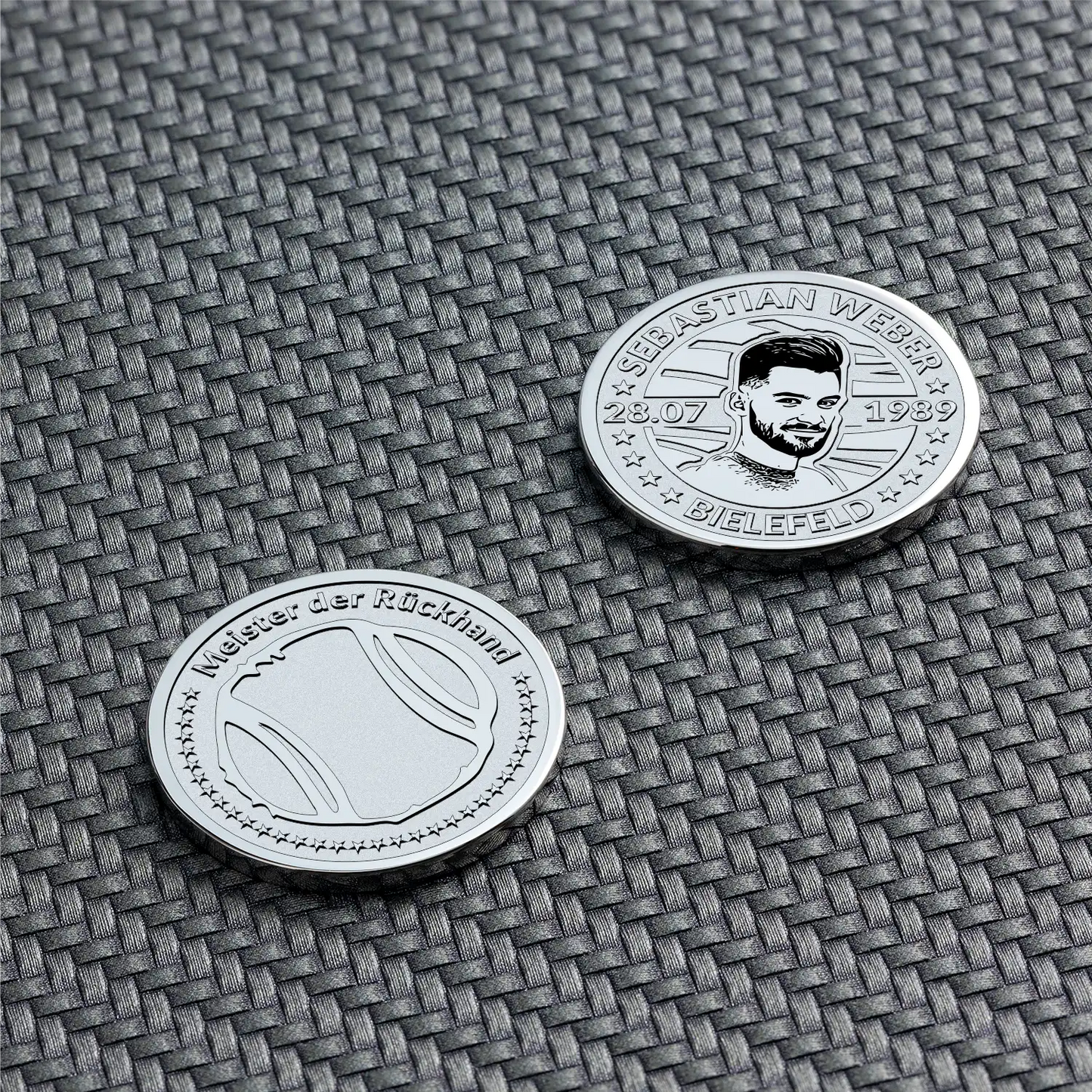 Zwei gravierte Münzen mit Tennisball-Symbol und Porträtpersonalisierung