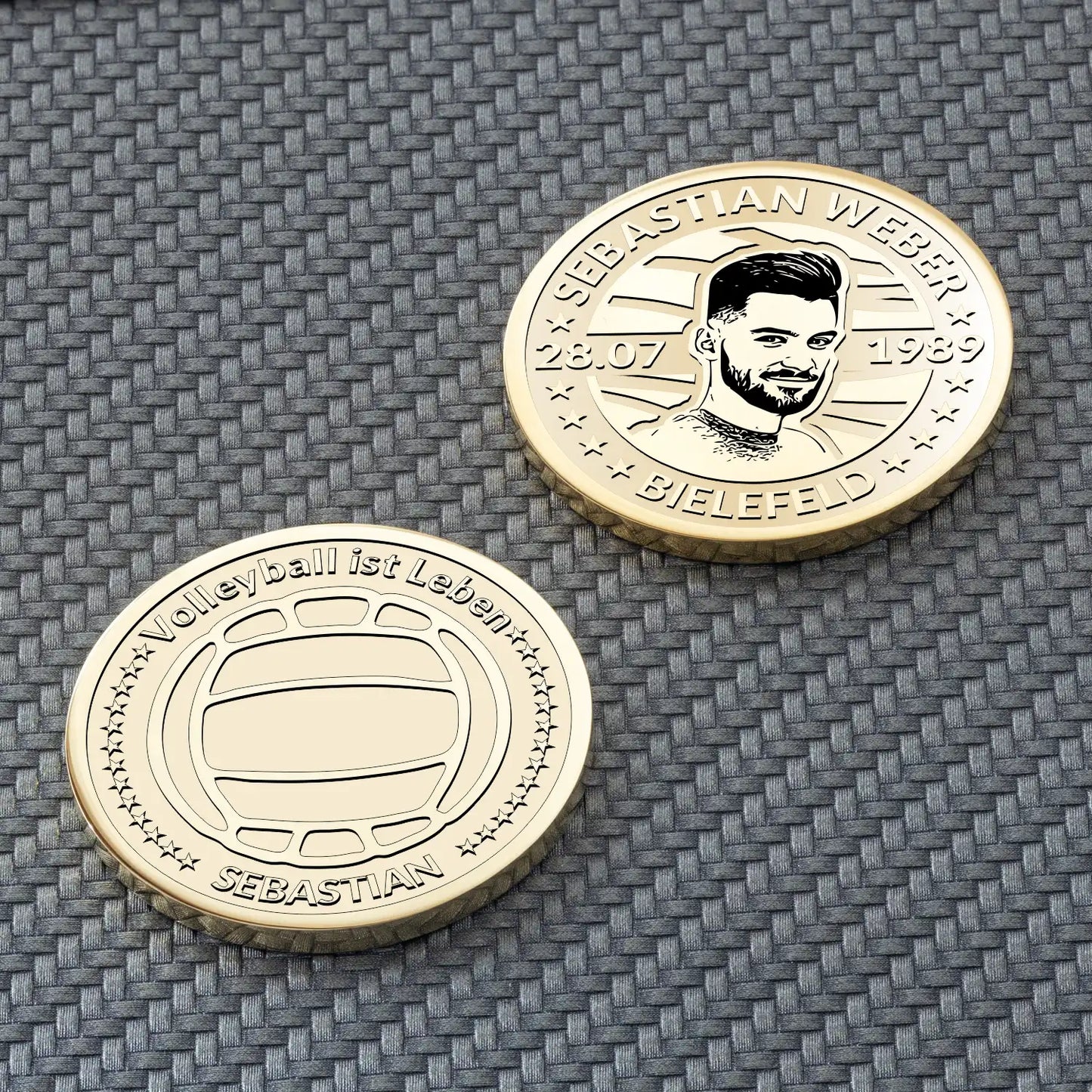 Vorder- und Rückseite einer goldenen Volleyball-Münze mit Text und Porträt