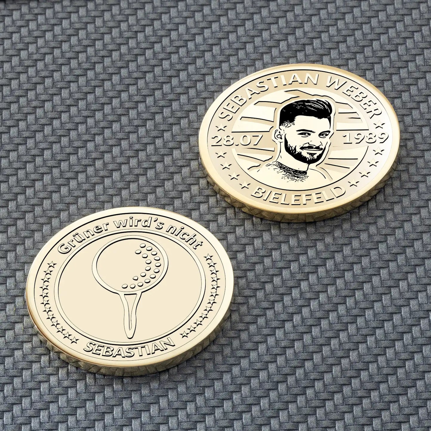 Zwei gravierte Golf-Münzen mit Golfball-Symbol und persönlichem Text