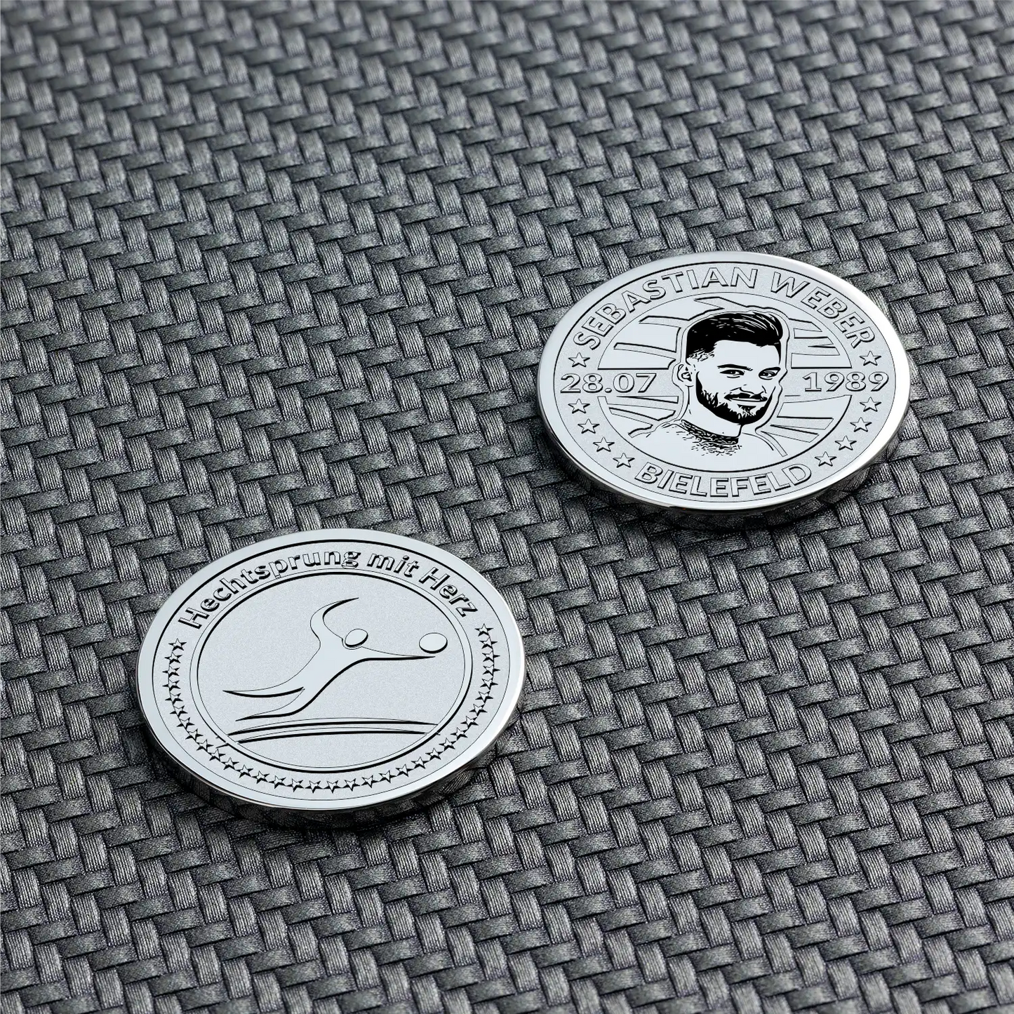Silberne Münze mit Spieler-Symbol und Porträtgravur