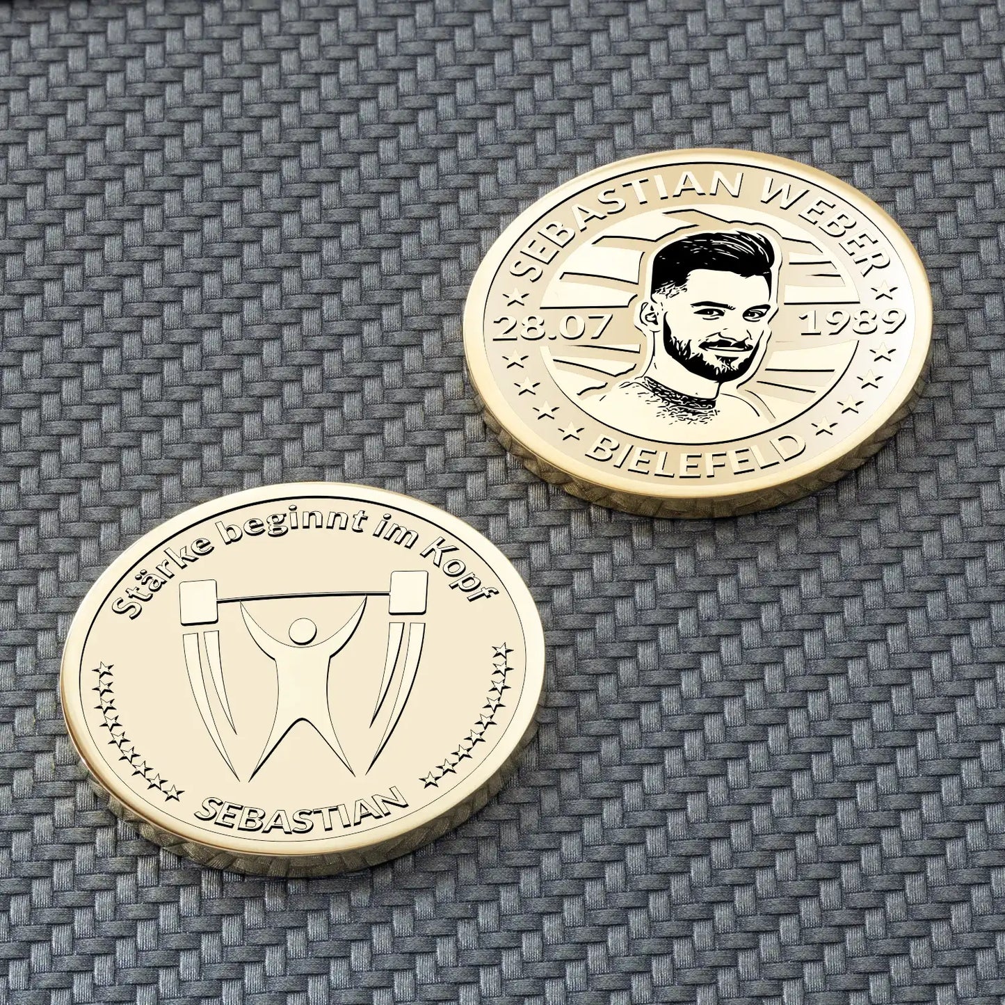 Vorder- und Rückseite einer gravierten Münze mit Gewichtheber-Symbol und Namen