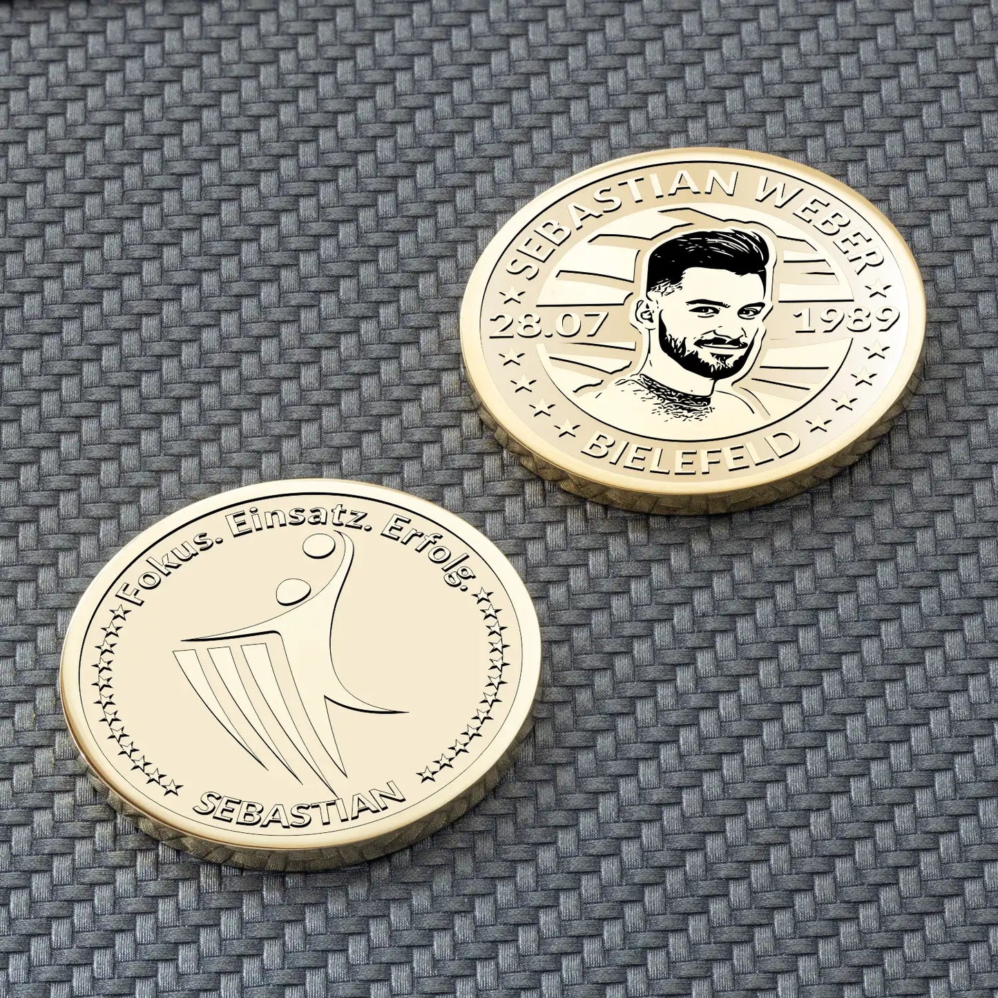 Zwei goldene Münzen mit Basketball-Symbol, Name und eigenem Design