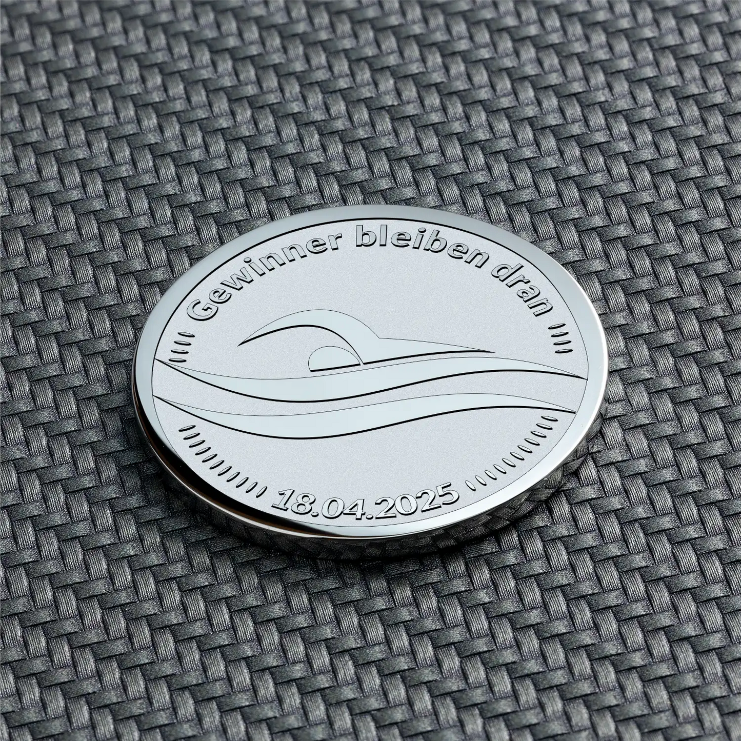 Silberne personalisierte Münze mit Schwimmer-Symbol und Datum