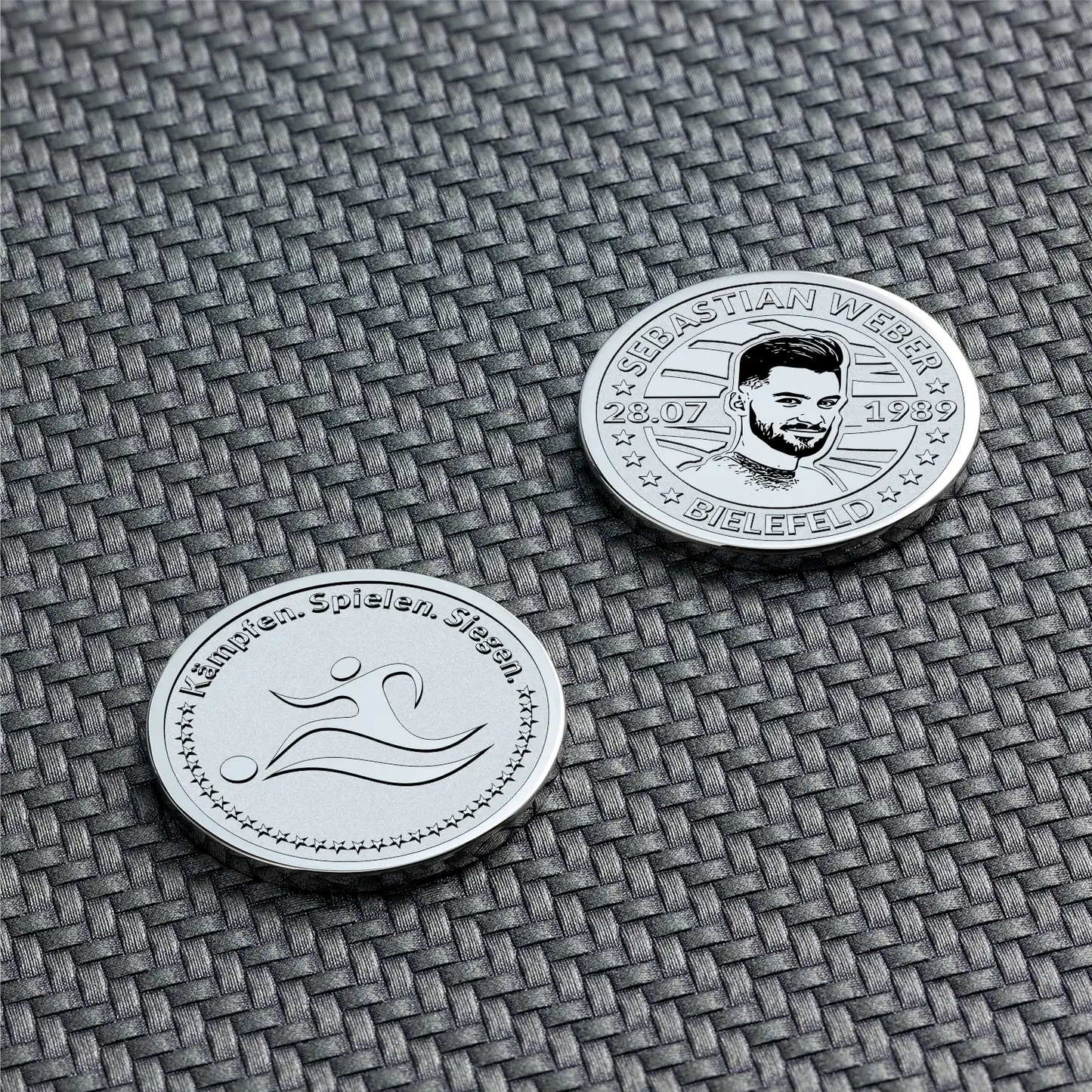Zwei personalisierte Münzen mit Fußballmotiv und Porträtgravur
