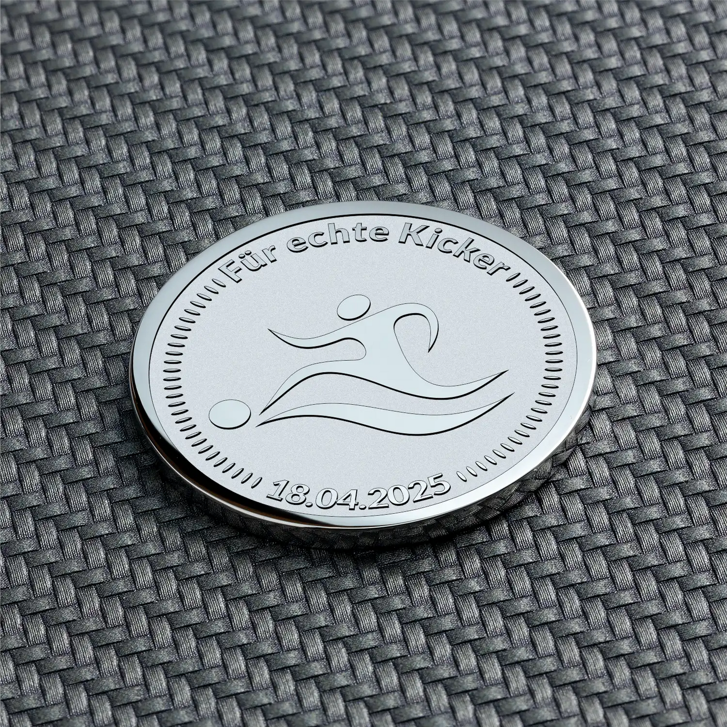 Silberne Münze mit Fußballer-Symbol und Datum personalisiert