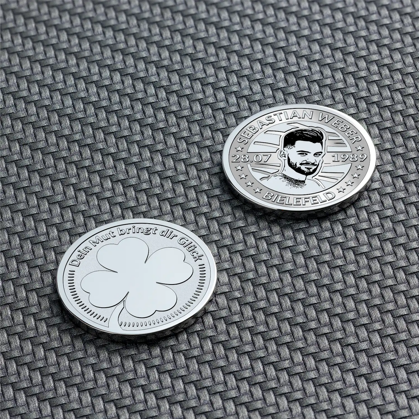Gravierte Kleeblatt-Münze mit Männerporträt und individueller Beschriftung