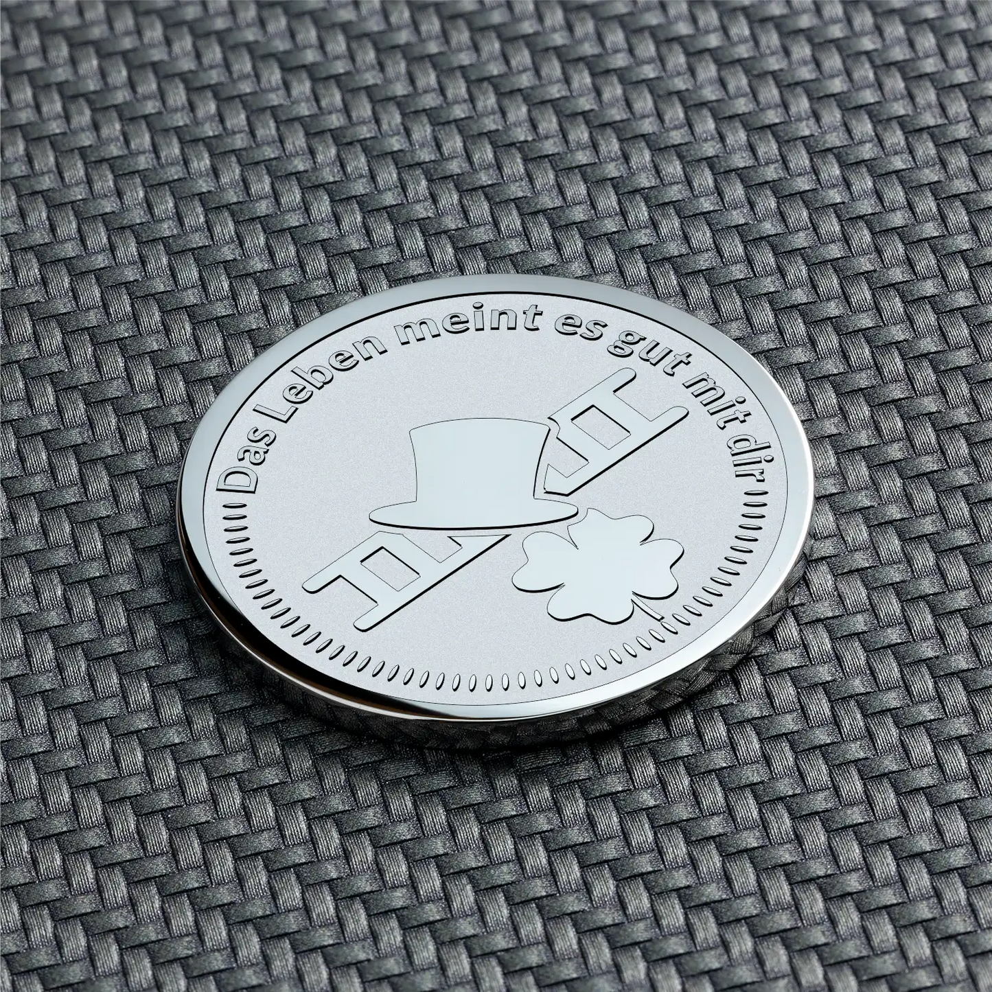 Silberfarbene Münze mit Gravur: Schornsteinfeger-Symbol und emotionaler Spruch