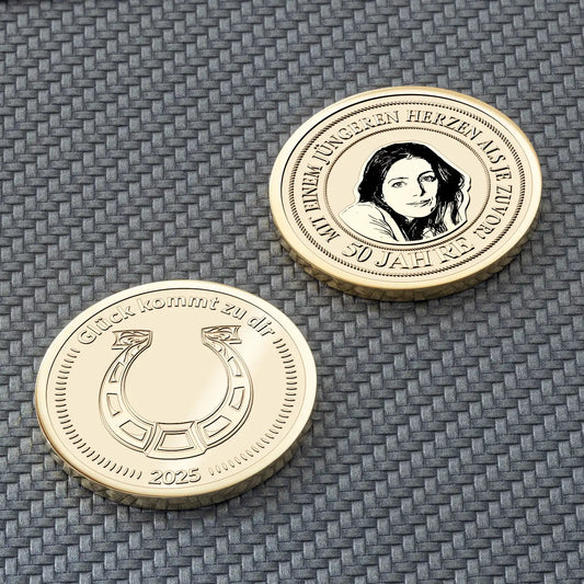 Münze mit Hufeisen-Gravur und Porträt einer Frau