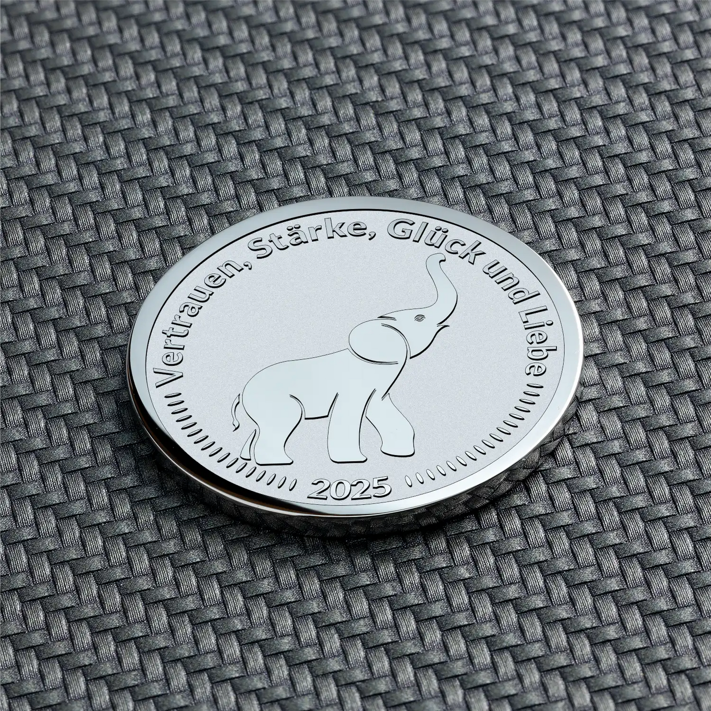 Gravierte Silbermünze mit Elefant und Text „Vertrauen, Stärke, Glück und Liebe“