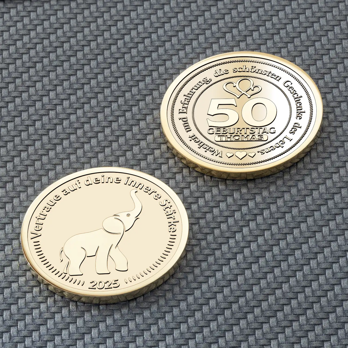 Gravierte Münze mit Elefantensymbol und Text „Vertraue auf deine innere Stärke“