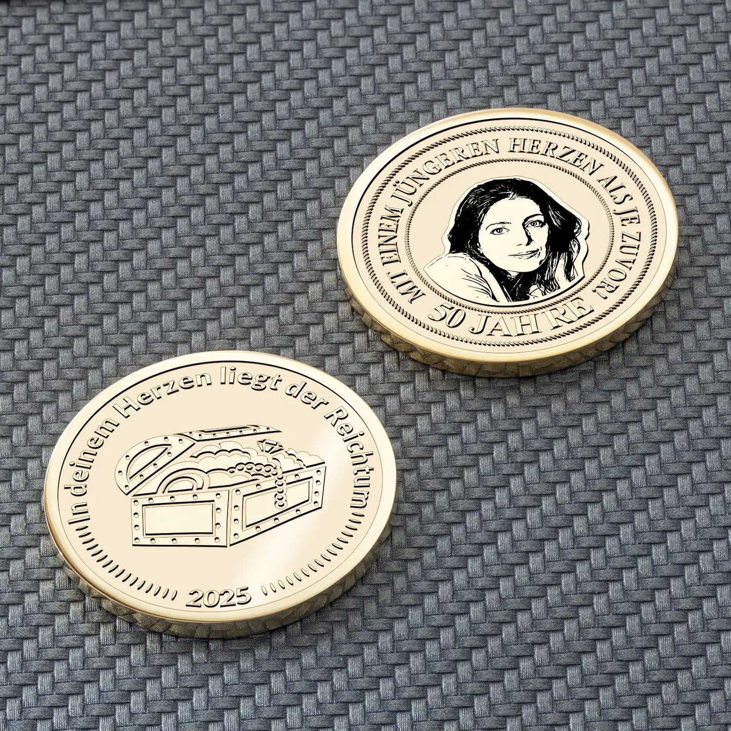Personalisierte Münze mit Schatztruhe und weiblichem Porträt graviert