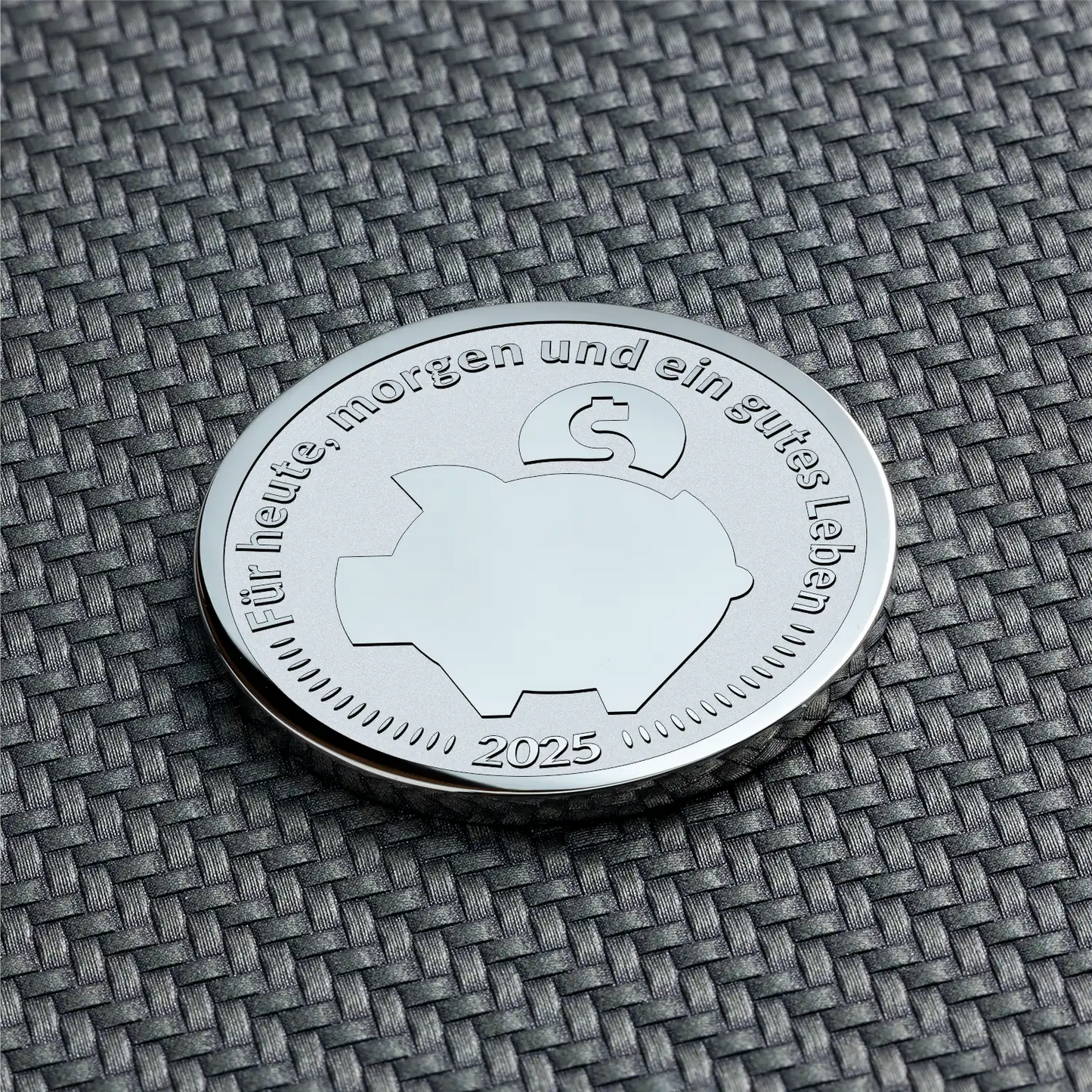 Silberfarbene Münze mit Sparschwein und Textgravur