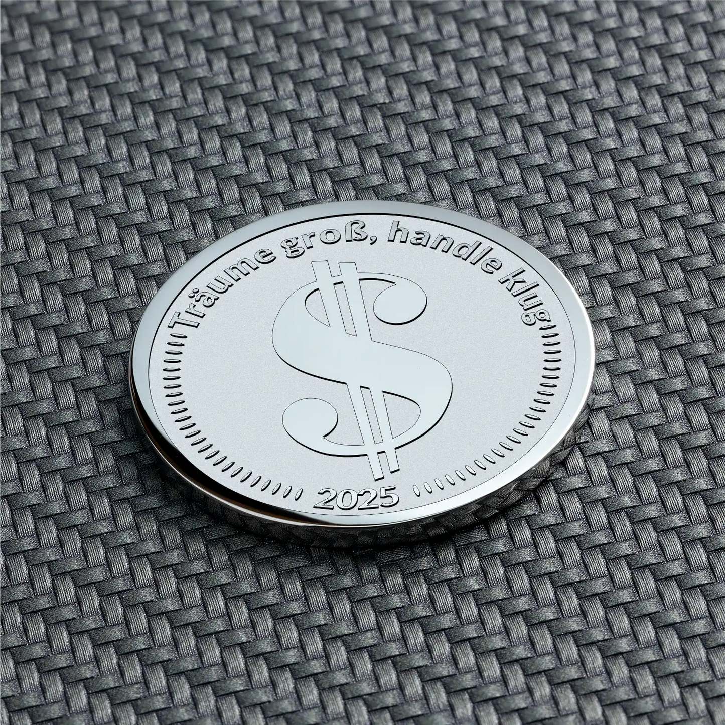Silberfarbene Gravurmünze mit Dollarzeichen und Jahreszahl 2025