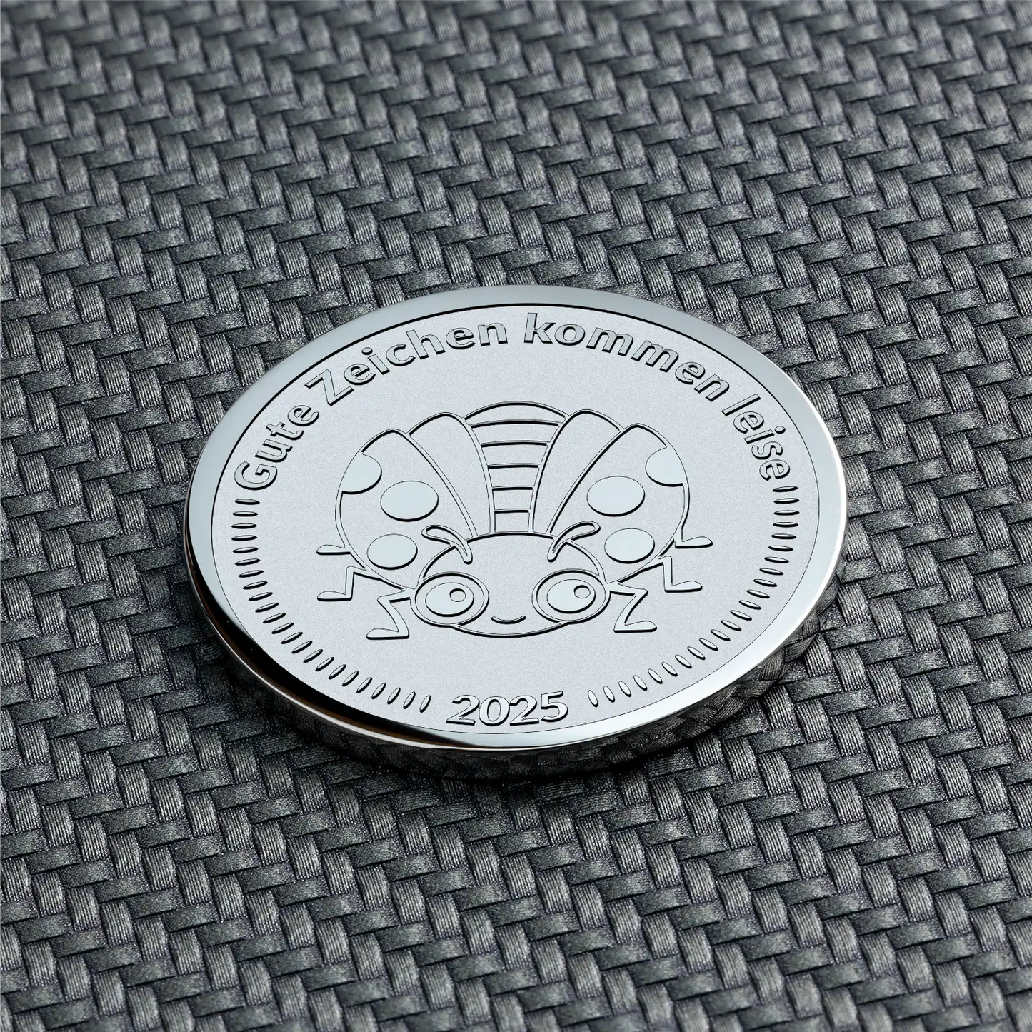 Silberfarbene Gravurmünze mit Marienkäfer und Jahreszahl 2025