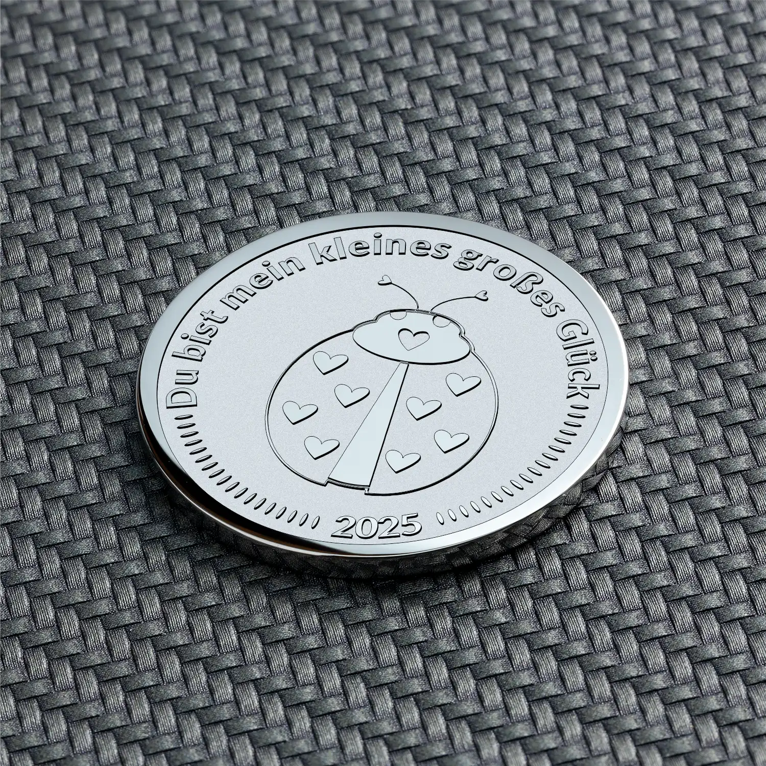 Silberfarbene Münze mit Marienkäfer und emotionaler Gravur