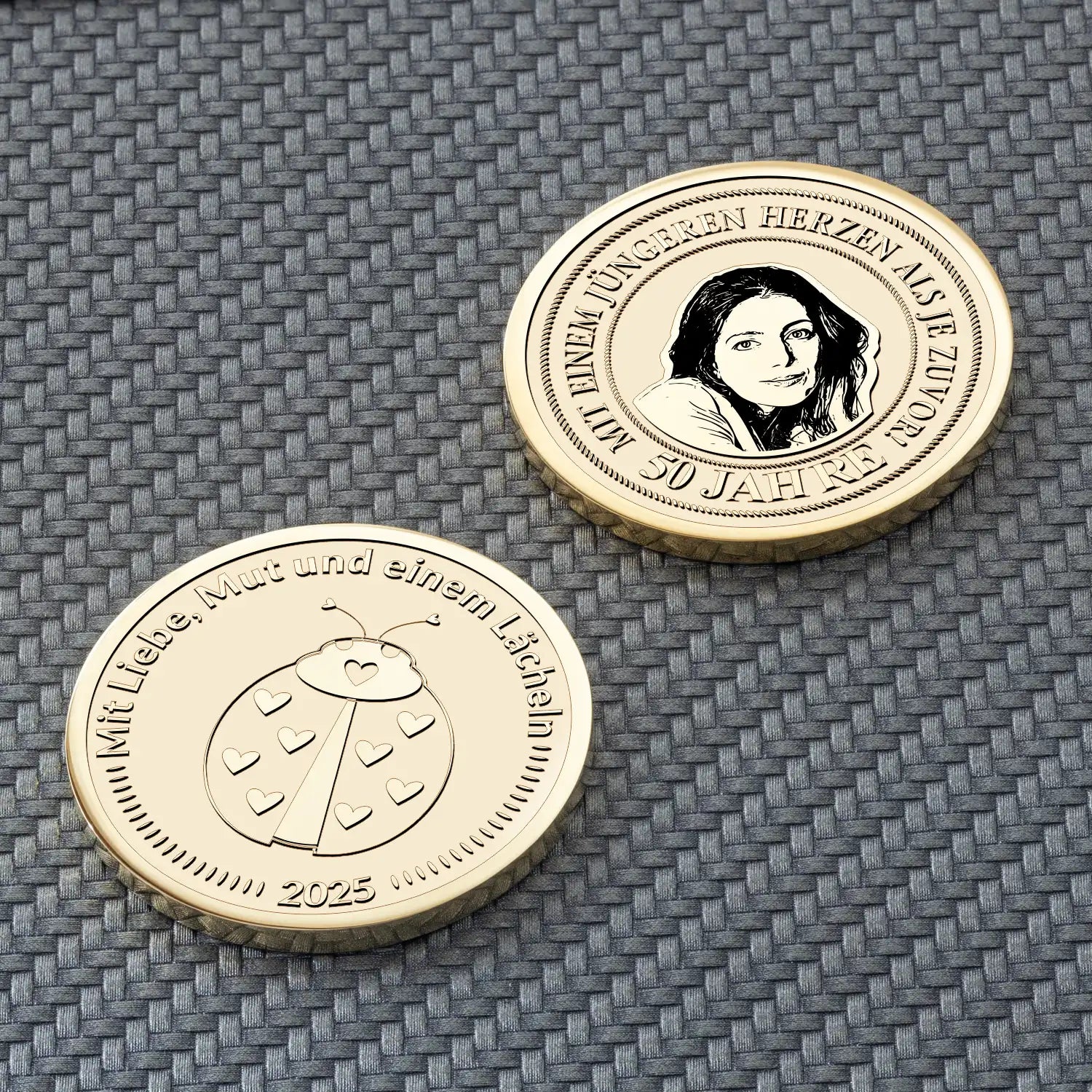 Personalisierte Münze mit Marienkäfer und Frauenporträt graviert