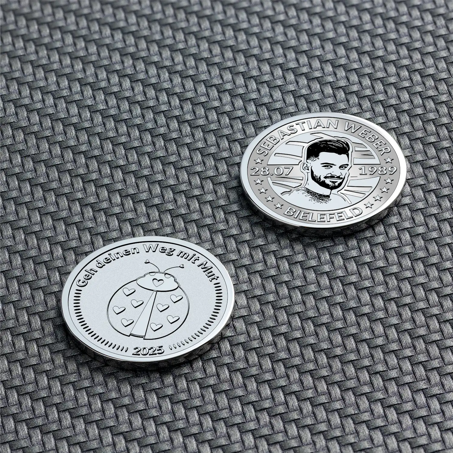 Gravierte Münze mit Marienkäfer und Männerporträt personalisiert