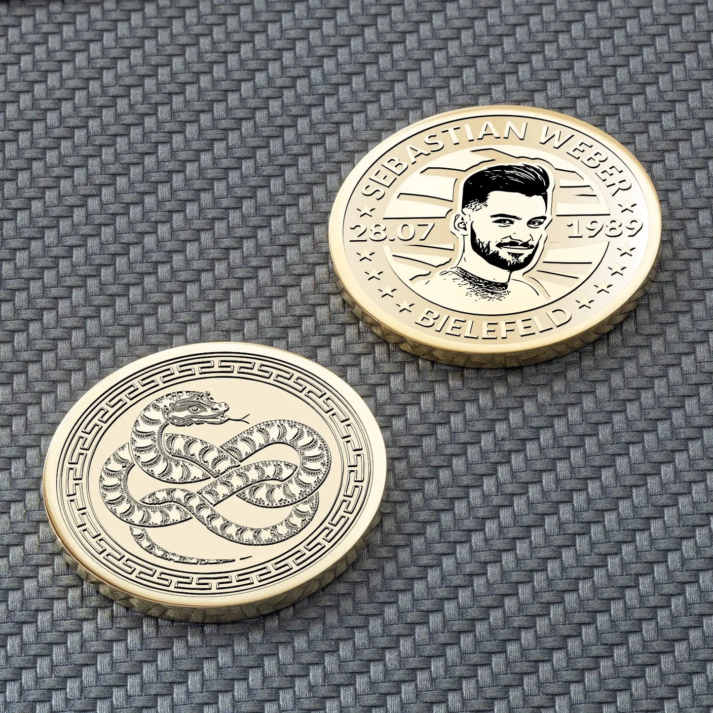Personalisierbare Münze mit Schlangensymbol und Porträtgravur vorne