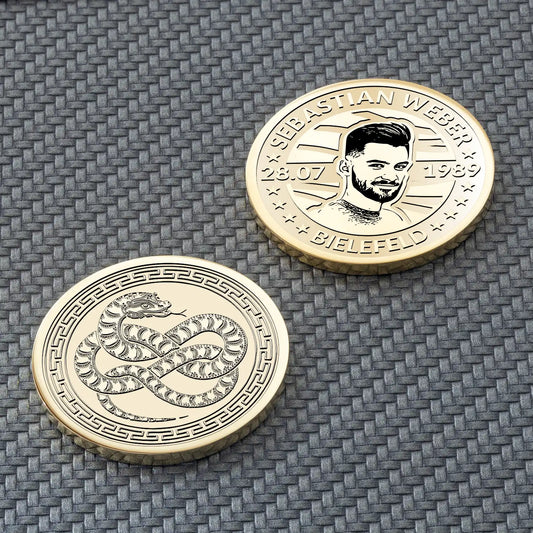 Personalisierbare Münze mit Schlangensymbol und Porträtgravur vorne