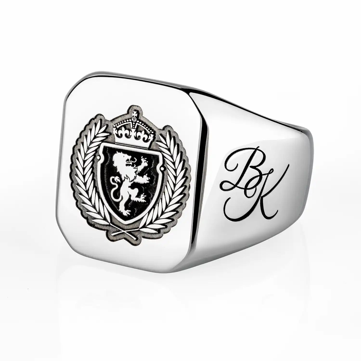 Personalisierter Silber Siegelring mit eingraviertem Monogramm auf der Seite – einzigartiges Schmuckstück mit individueller Note.