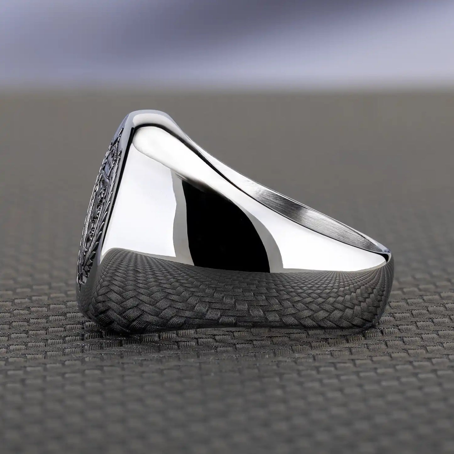 Personalisierter Wappenring Herren mit tief eingraviertem Löwenwappen – edler Look mit glänzendem Finish.