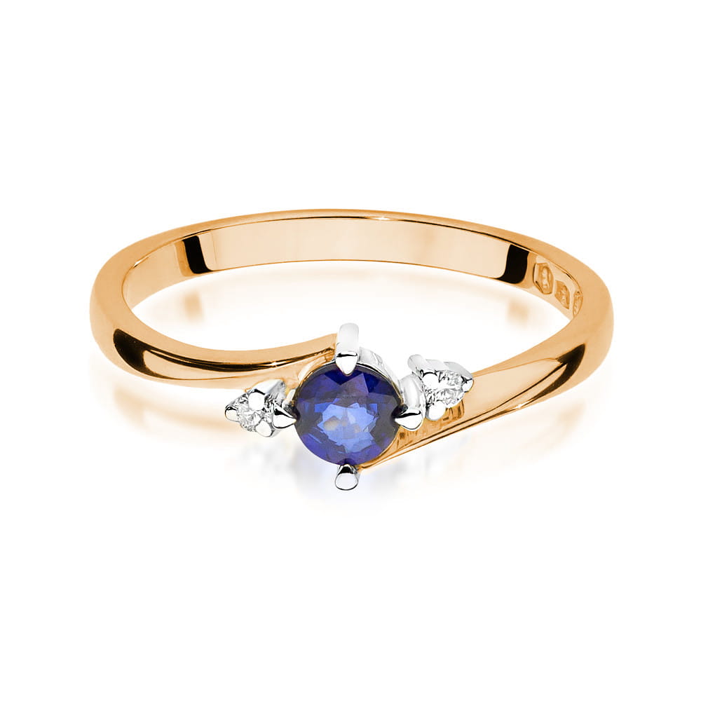Nahaufnahme eines Verlobungsrings aus Rosegold 585 mit einem runden blauen Saphir und zwei kleinen Diamanten an den Seiten, die das Design betonen.