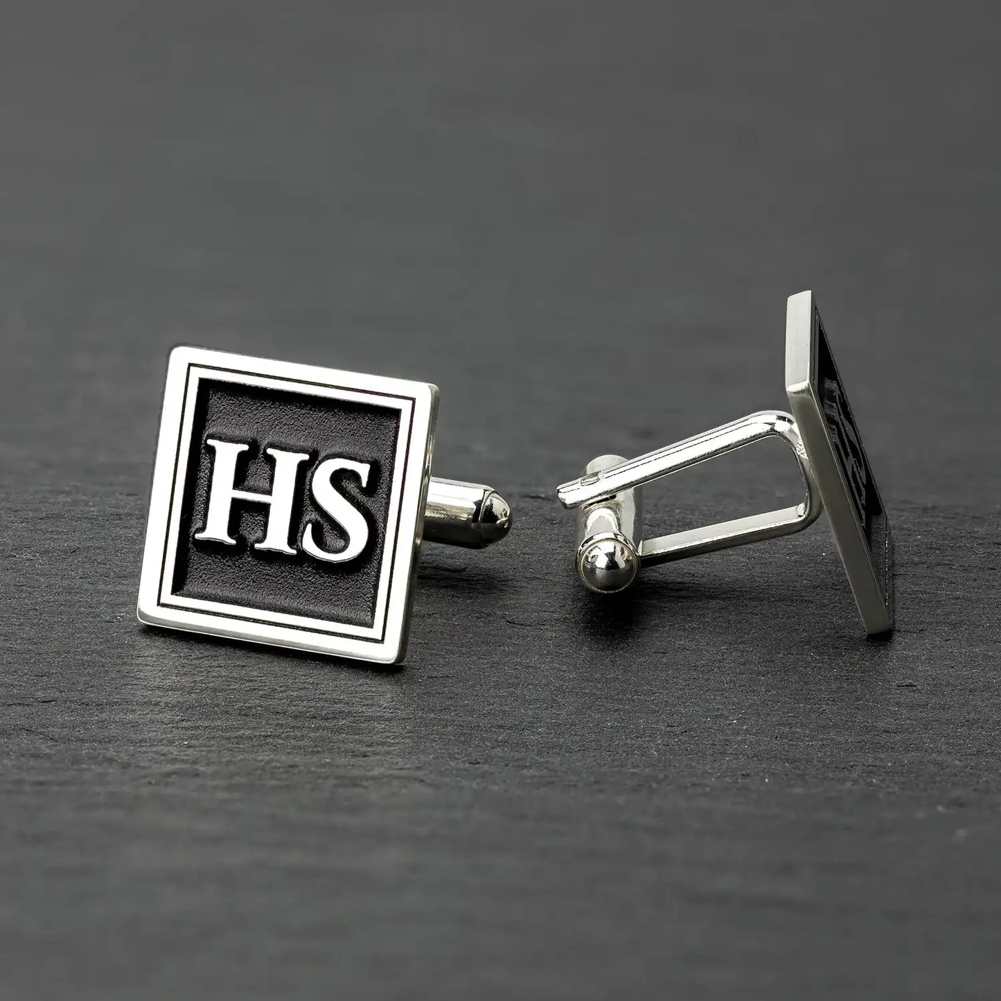Quadratische manschettenknöpfe silber personalisiert mit Initialen, elegantes Design für Herren.