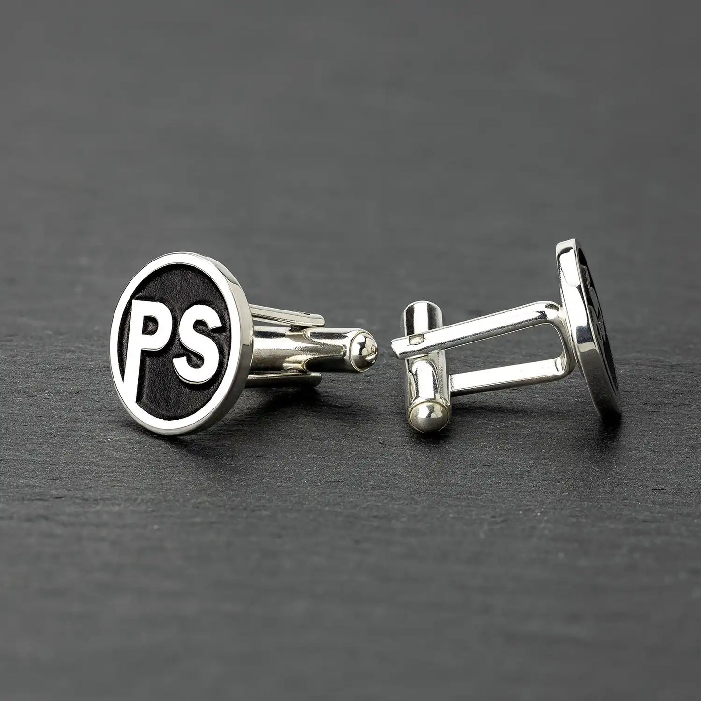 Runde manschettenknöpfe silber personalisiert mit Monogramm, stilvolles Herren-Accessoire.