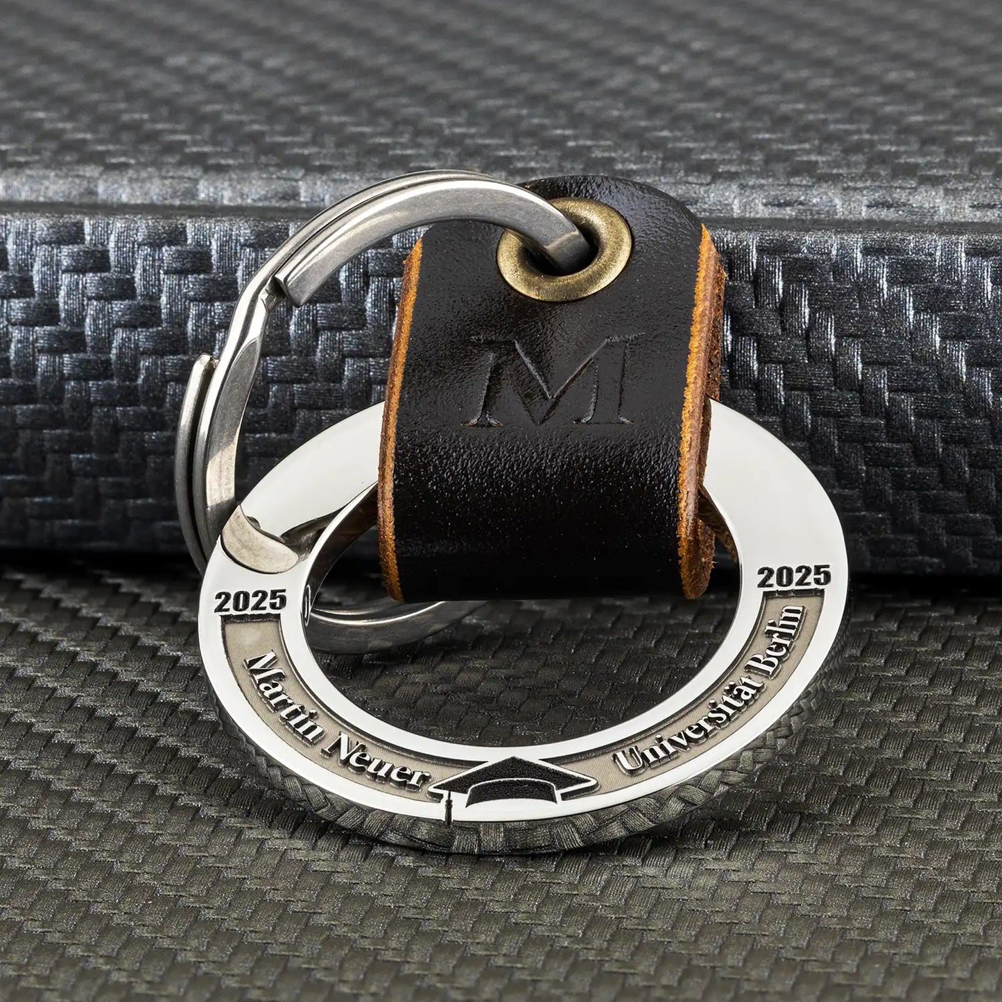 Schlüsselanhänger für Absolventen mit Geschenkbox – personalisierte Gravur mit Abschlussjahr und Mortarboard-Symbol.
