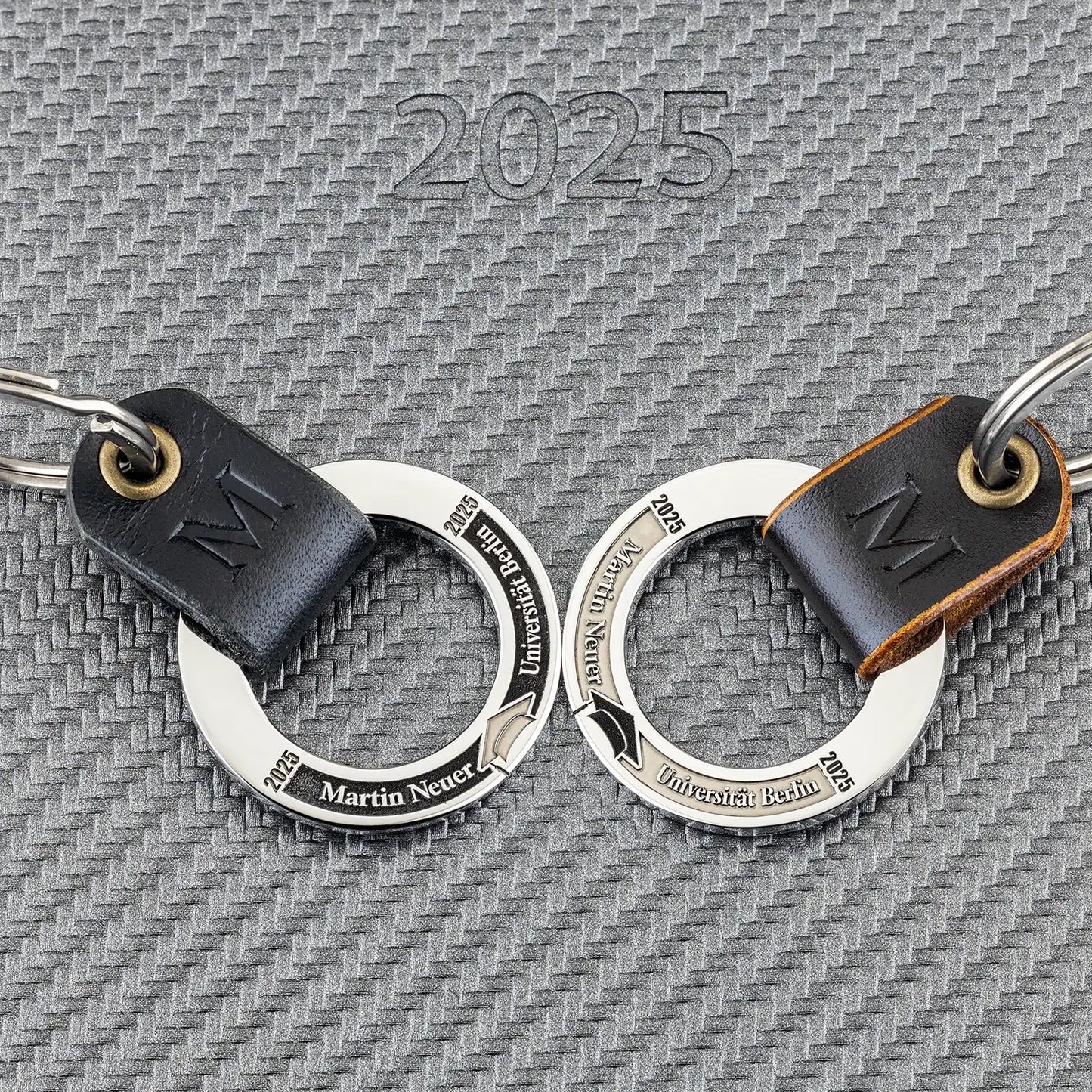 Edler Schlüsselanhänger mit Gravur – stilvolles Geschenk zum Studienabschluss mit personalisiertem Text und Prägung auf Leder.